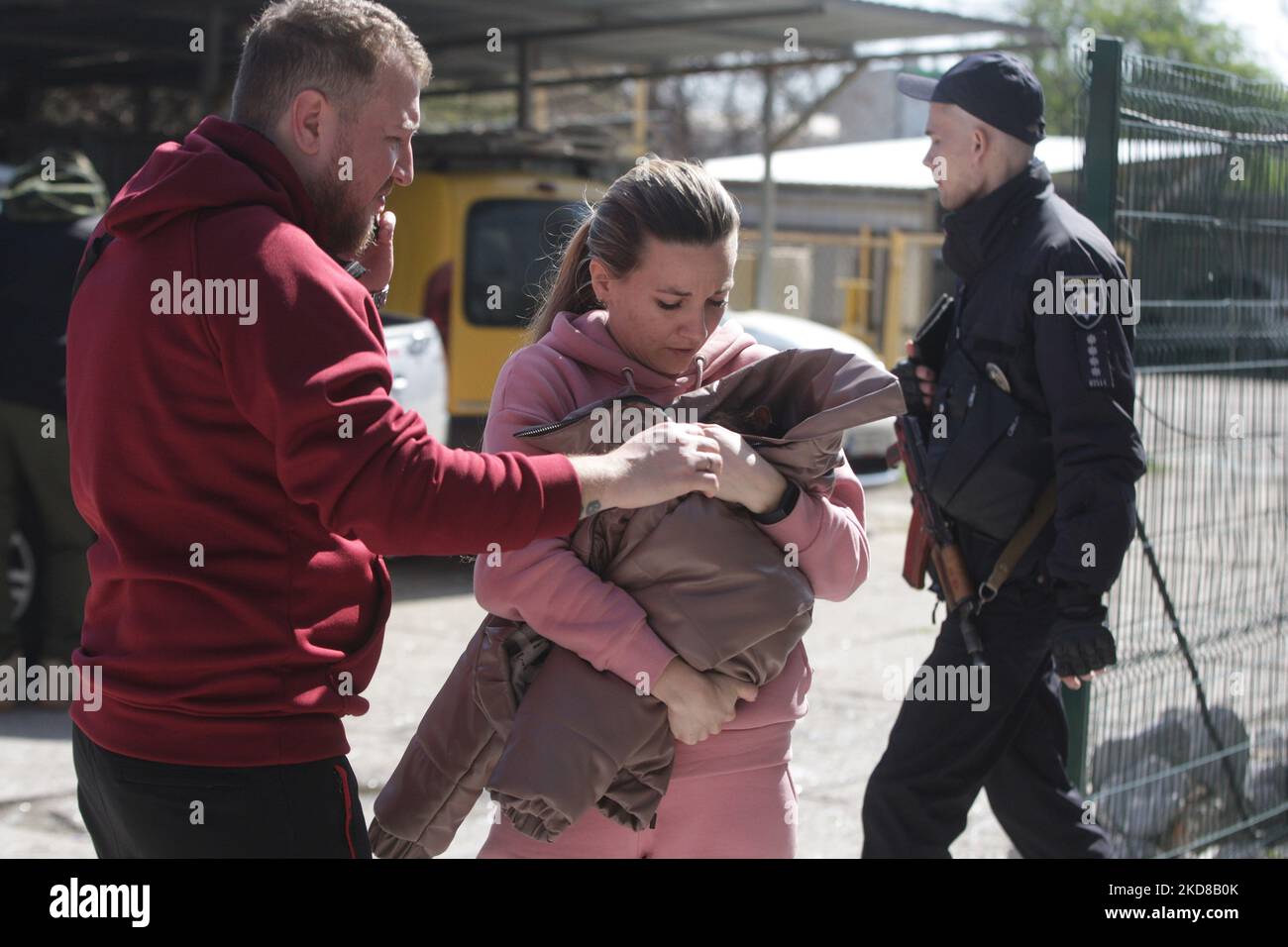 Eine lokale Frau hält ihre gerettete Katze in der Nähe eines Wohnhauses, das am 24. April 2022 von einem Raketenangriff in Odesa, Ukraine, getroffen wurde. Am 23. April berichteten ukrainische Beamte, dass Russland sechs Raketen auf Odesa abgefeuert habe und dabei mindestens acht Menschen, darunter ein Baby, getötet habe. (Foto von STR/NurPhoto) Stockfoto