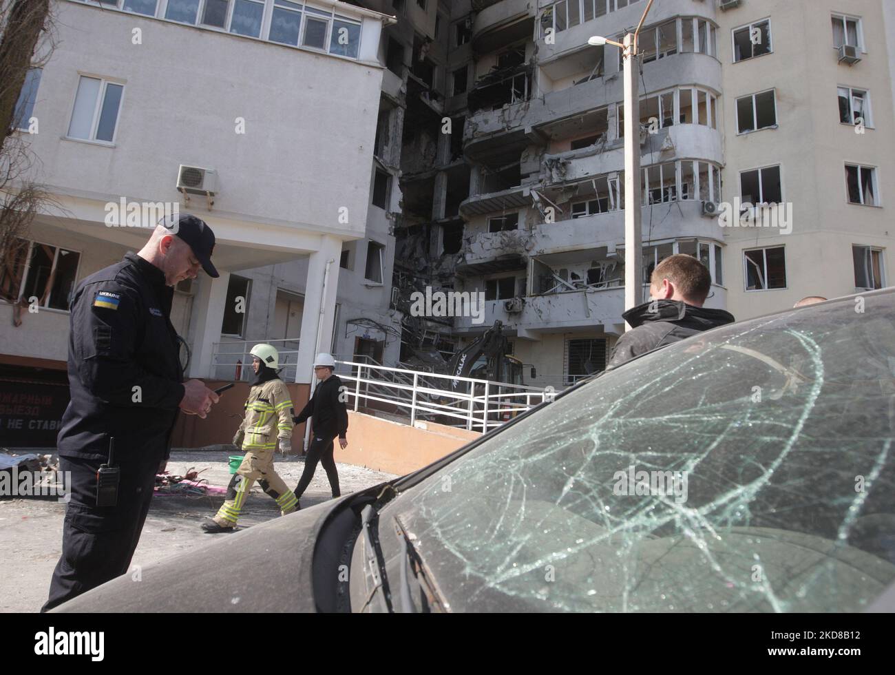 Menschen stehen neben einem Wohngebäude, das am 24. April 2022 von einem Raketenangriff in Odesa, Ukraine, getroffen wurde. Am 23. April berichteten ukrainische Beamte, dass Russland sechs Raketen auf Odesa abgefeuert habe und dabei mindestens acht Menschen, darunter ein Baby, getötet habe. (Foto von STR/NurPhoto) Stockfoto