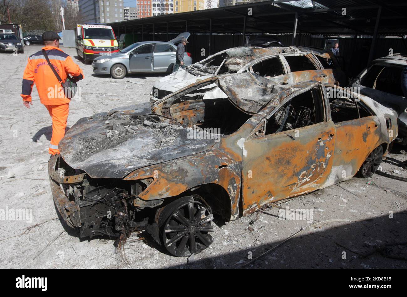 Ein Mann läuft, der Autos zerstörte, nachdem ein Wohnhaus von einem Raketenangriff in Odesa, Ukraine, am 24. April 2022 getroffen wurde. Am 23. April berichteten ukrainische Beamte, dass Russland sechs Raketen auf Odesa abgefeuert habe und dabei mindestens acht Menschen, darunter ein Baby, getötet habe. (Foto von STR/NurPhoto) Stockfoto