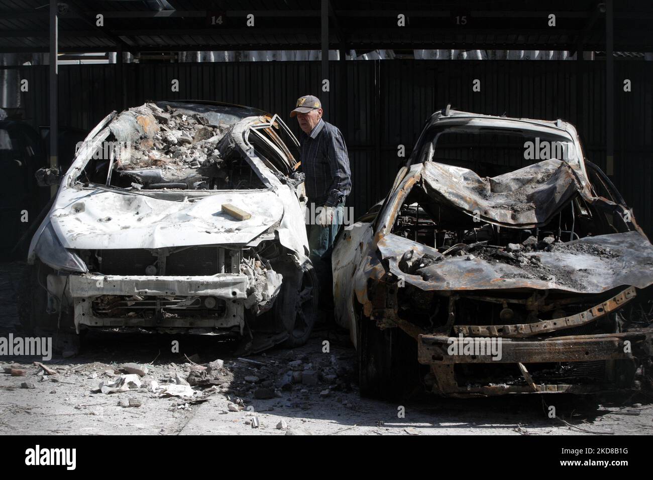 Ein Mann inspiziert zerstörte Autos, nachdem am 24. April 2022 ein Wohnhaus von einem Raketenangriff in Odesa, Ukraine, getroffen wurde. Am 23. April berichteten ukrainische Beamte, dass Russland sechs Raketen auf Odesa abgefeuert habe und dabei mindestens acht Menschen, darunter ein Baby, getötet habe. (Foto von STR/NurPhoto) Stockfoto