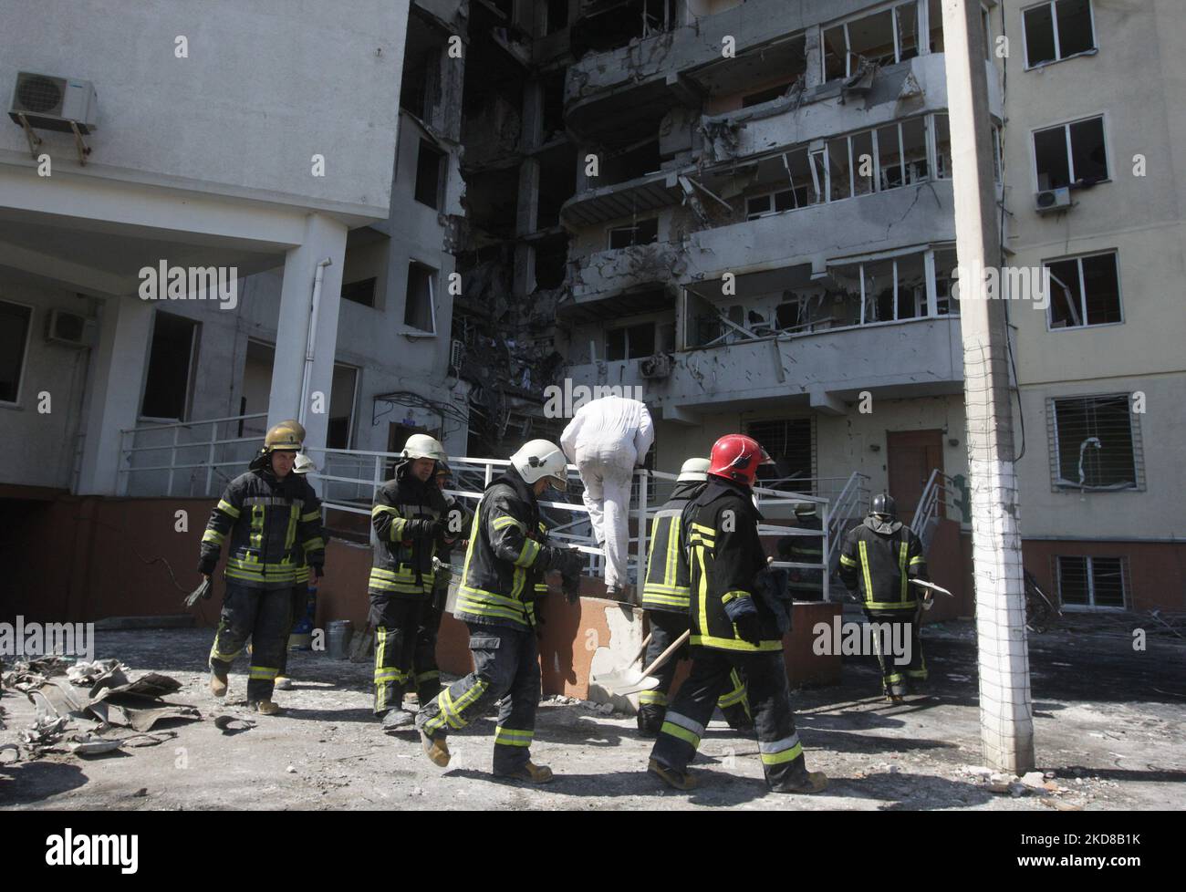 Rettungskräfte entfernen die Trümmer eines Wohngebäudes, das am 24. April 2022 von einem Raketenangriff in Odesa, Ukraine, getroffen wurde. Am 23. April berichteten ukrainische Beamte, dass Russland sechs Raketen auf Odesa abgefeuert habe und dabei mindestens acht Menschen, darunter ein Baby, getötet habe. (Foto von STR/NurPhoto) Stockfoto