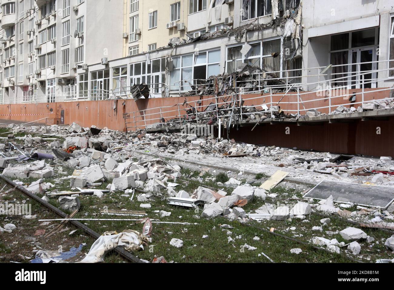 Ein Wohnhaus, das von einem Raketenangriff getroffen wurde, ist am 24. April 2022 in Odesa, Ukraine, zu sehen. Am 23. April berichteten ukrainische Beamte, dass Russland sechs Raketen auf Odesa abgefeuert habe und dabei mindestens acht Menschen, darunter ein Baby, getötet habe. (Foto von STR/NurPhoto) Stockfoto