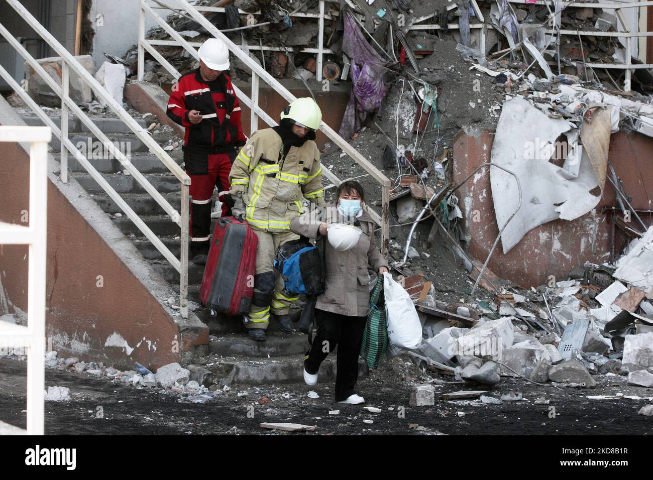 Rettungskräfte eskortieren einen Einwohner, als sie ein Wohngebäude verlässt, das am 24. April 2022 von einem Raketenangriff in Odesa, Ukraine, getroffen wurde. Am 23. April berichteten ukrainische Beamte, dass Russland sechs Raketen auf Odesa abgefeuert habe und dabei mindestens acht Menschen, darunter ein Baby, getötet habe. (Foto von STR/NurPhoto) Stockfoto