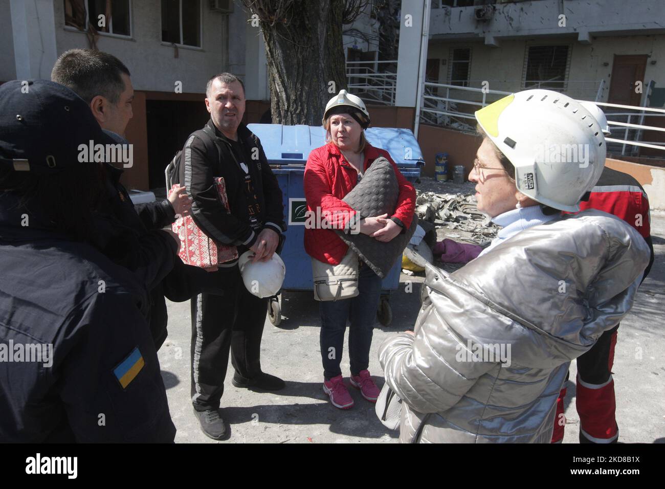 Anwohner stehen neben einem Wohngebäude, das am 24. April 2022 von einem Raketenangriff in Odesa, Ukraine, getroffen wurde. Am 23. April berichteten ukrainische Beamte, dass Russland sechs Raketen auf Odesa abgefeuert habe und dabei mindestens acht Menschen, darunter ein Baby, getötet habe. (Foto von STR/NurPhoto) Stockfoto
