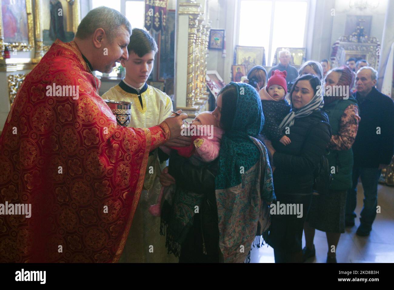 Ein ukrainischer Priester hält während der orthodoxen Osterzeit, während der russischen Invasion in der Ukraine, in der Kathedrale der Geburt Christi der orthodoxen Kirche der Ukraine in Odesa, Ukraine, eine Heilige Kommunion für die Gläubigen ab 24. April 2022. Orthodoxe Christen feiern Ostern am 24.. April. (Foto von STR/NurPhoto) Stockfoto