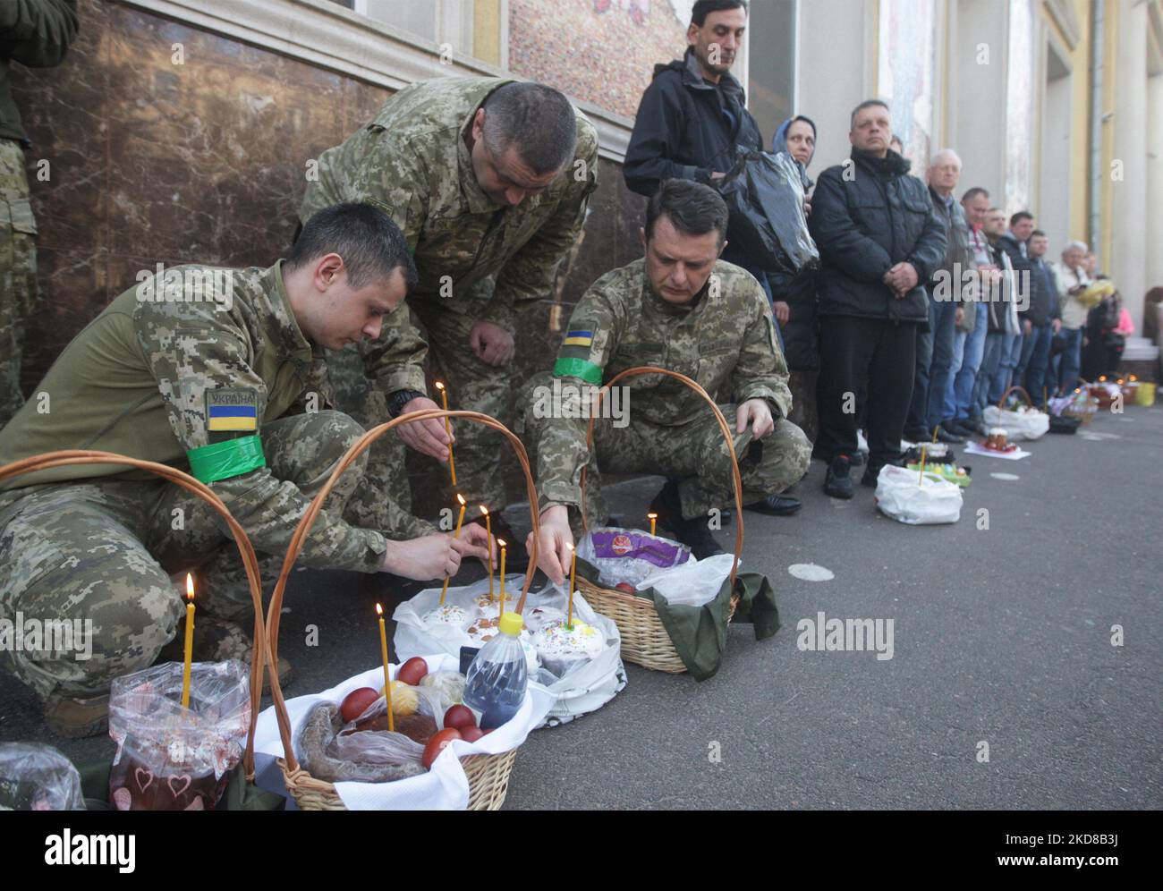 Ukrainische Gläubige mit Körben mit Ostergebäck und bemalten Eiern warten während der orthodoxen Osterzeit, inmitten der russischen Invasion in der Ukraine, in der Geburtskathedrale Christi der orthodoxen Kirche der Ukraine in Odesa, Ukraine, 24. April 2022, auf den Segen. Orthodoxe Christen feiern Ostern am 24.. April. (Foto von STR/NurPhoto) Stockfoto