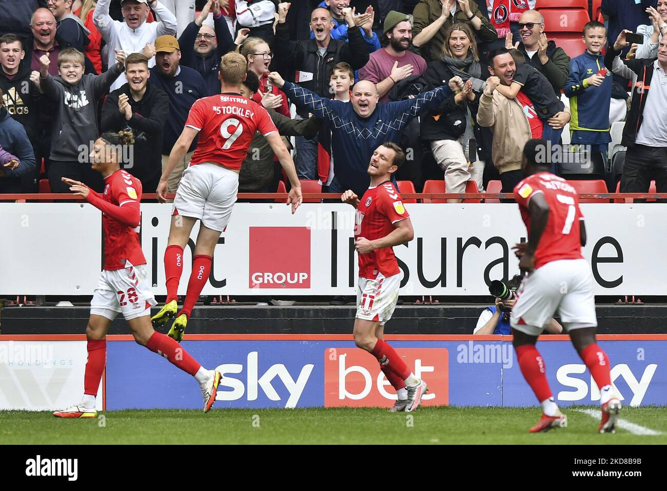 Jayden Stockley von Charlton feiert, nachdem er am Samstag, den 23.. April 2022, das erste Tor seines Teams beim Spiel der Sky Bet League 1 zwischen Charlton Athletic und Shrewsbury Town im The Valley, London, erzielt hat. (Foto von Ivan Yordanov/MI News/NurPhoto) Stockfoto