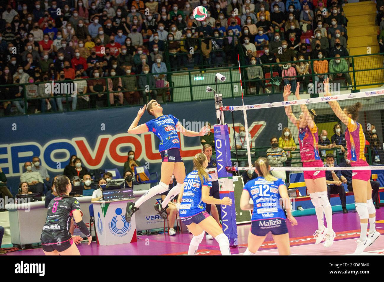 Angriff von EBRAR KARAKURT (Novara) während des Volleyball-Spiels der italienischen Serie A1 für Frauen - Vero Volley Monza gegen Igor Gorgonzola Novara am 24. April 2022 in der Arena di Monza in Monza, Italien (Foto: Valerio Origo/LiveMedia/NurPhoto) Stockfoto