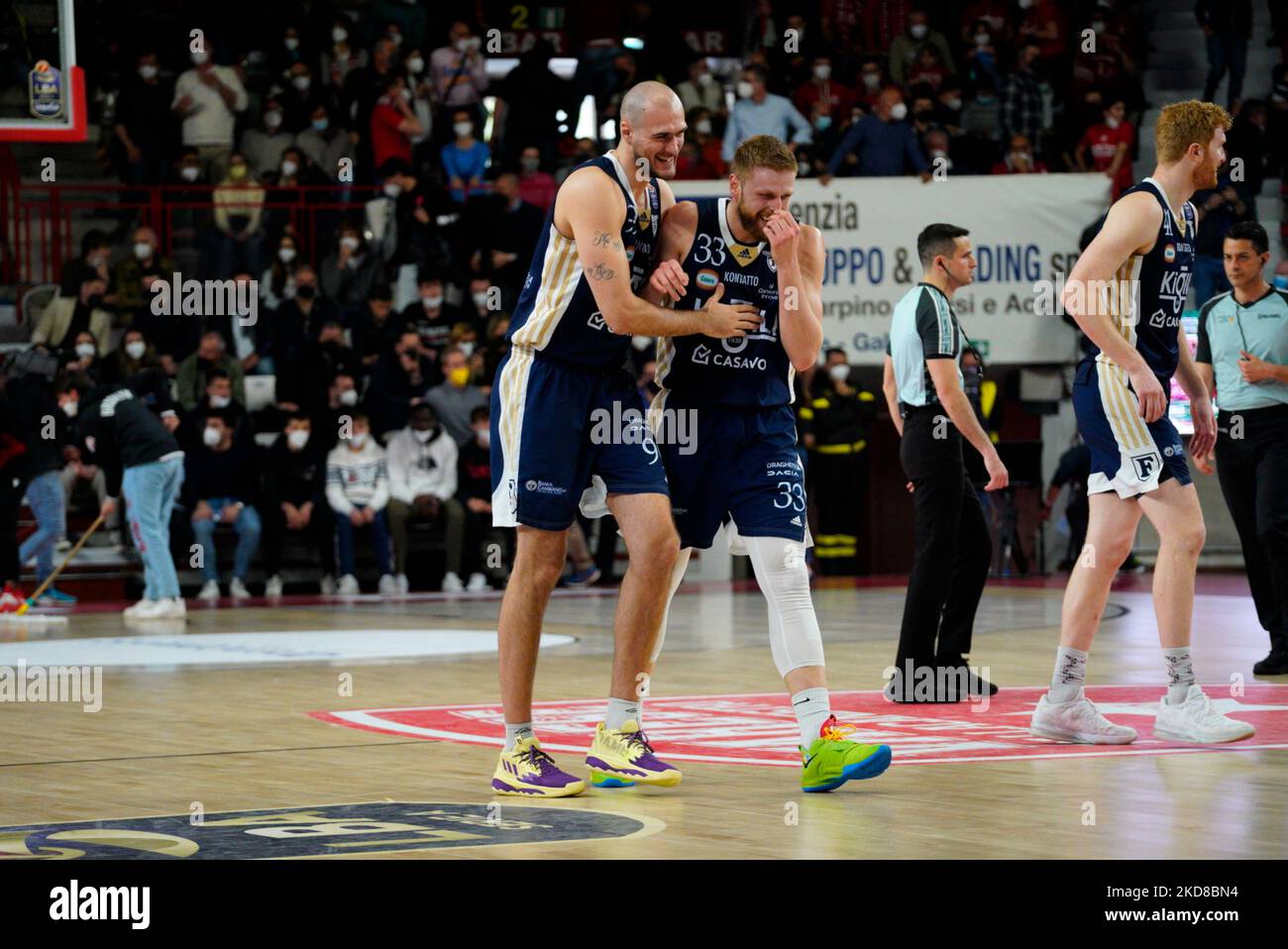 Vasilis und Procida sprechen während des Spiels während der italienischen Basketball A Serie Championship Openjobmetis Varese vs Fortitudo Bologna am 24. April 2022 in der Enerxenia Arena in Varese, Italien (Foto von Alessandro Negrini/LiveMedia/NurPhoto) Stockfoto