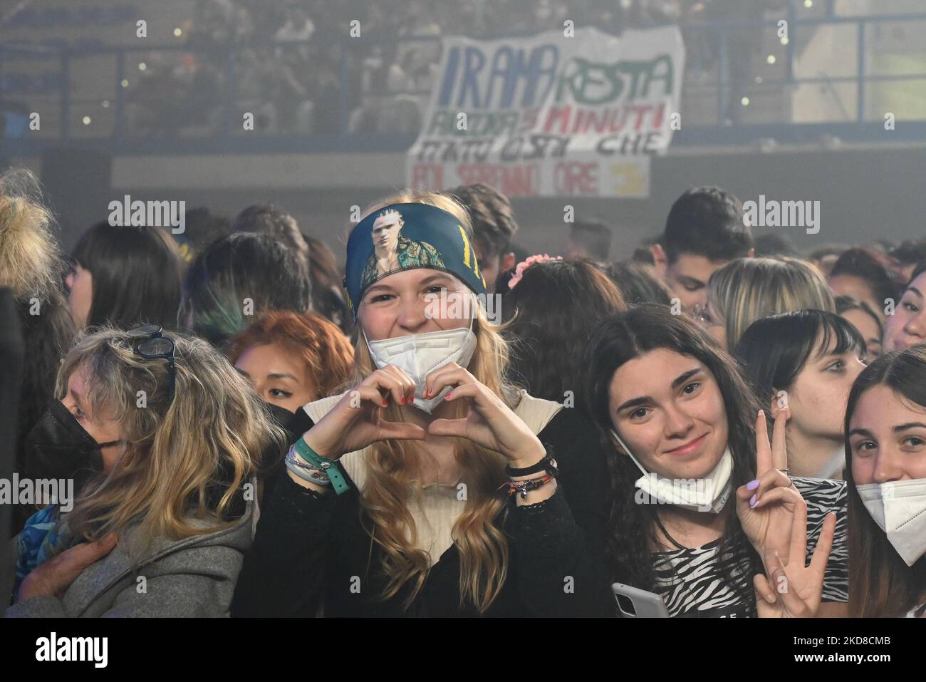 Öffentlichkeit bei Iramas Konzert während des italienischen Sängermusikkonzerts Irama am 24. April 2022 in der Grana Padano Arena in Mantova, Italien (Foto: Alessio Tarpini/LiveMedia/NurPhoto) Stockfoto