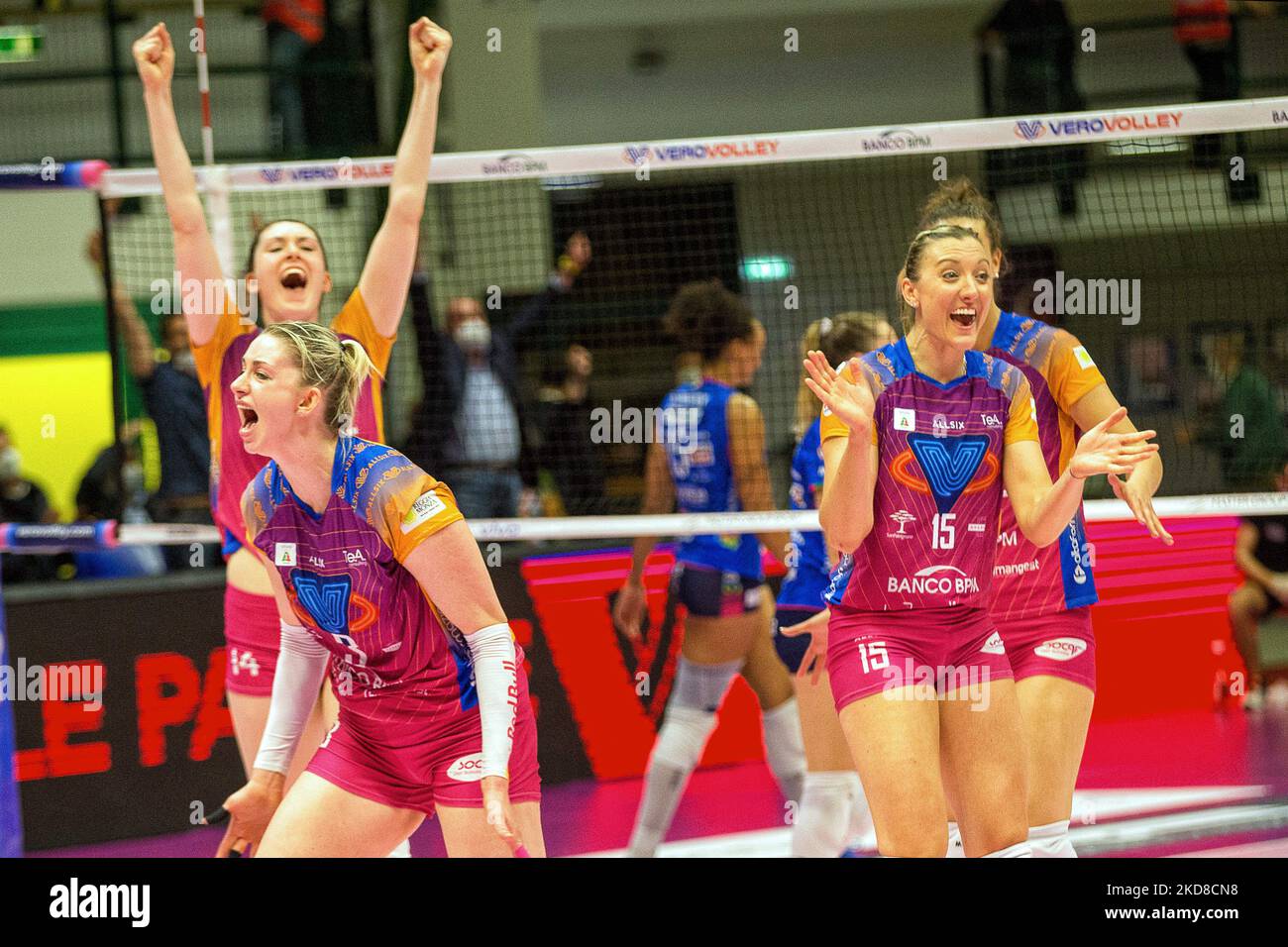 Jubel der Monza-Spieler nach einem Match-Punkt während des Volleyball-Spiels der italienischen Serie A1 für Frauen - Vero Volley Monza gegen Igor Gorgonzola Novara am 24. April 2022 in der Arena di Monza in Monza, Italien (Foto: Valerio Origo/LiveMedia/NurPhoto) Stockfoto