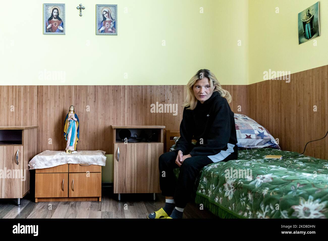 Eine ukrainische Frau mit Lernbehinderungen ruht am 25. April 2022 in einem ihr-Zimmer in einem Zentrum für Frauen und Mädchen mit Lernbehinderungen, das von der griechisch-katholischen Kirche in Bukova, im Gebiet Lviv, Ukraine, betrieben wird. Als die Russische Föderation vor zwei Monaten in die Ukraine einmarschierte, führte der Konflikt dazu, dass Orte wie das Zentrum in Bukova noch isolierter und unterfinanziert wurden. (Foto von Dominika Zarzycka/NurPhoto) Stockfoto