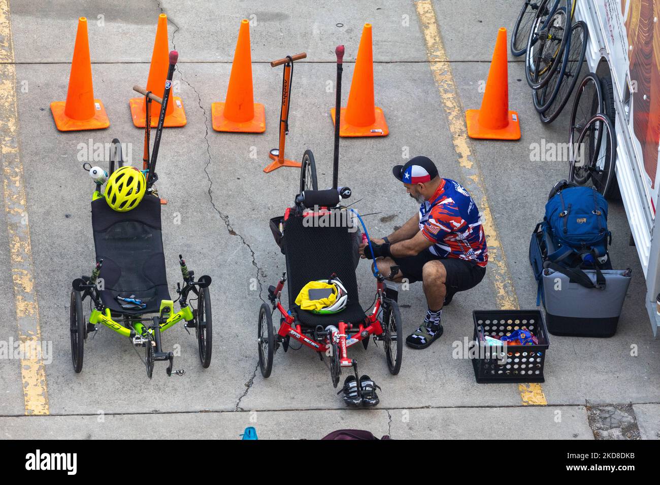 Radfahrer von Project HERO werden bei der Teilnahme an der Texas Challenge 2022 gesehen, einer sechstägigen, 400 Meilen langen Fahrradtour von San Antonio nach Dallas, Texas. Project HERO ist eine Non-Profit-Organisation, die verwundete und behinderte Veteranen und Ersthelfer durch verschiedene Radsportprogramme und Veranstaltungen nutzt. Montag, 25. April 2022 in Buda, Texas. (Foto von Jason Whitman/NurPhoto) Stockfoto