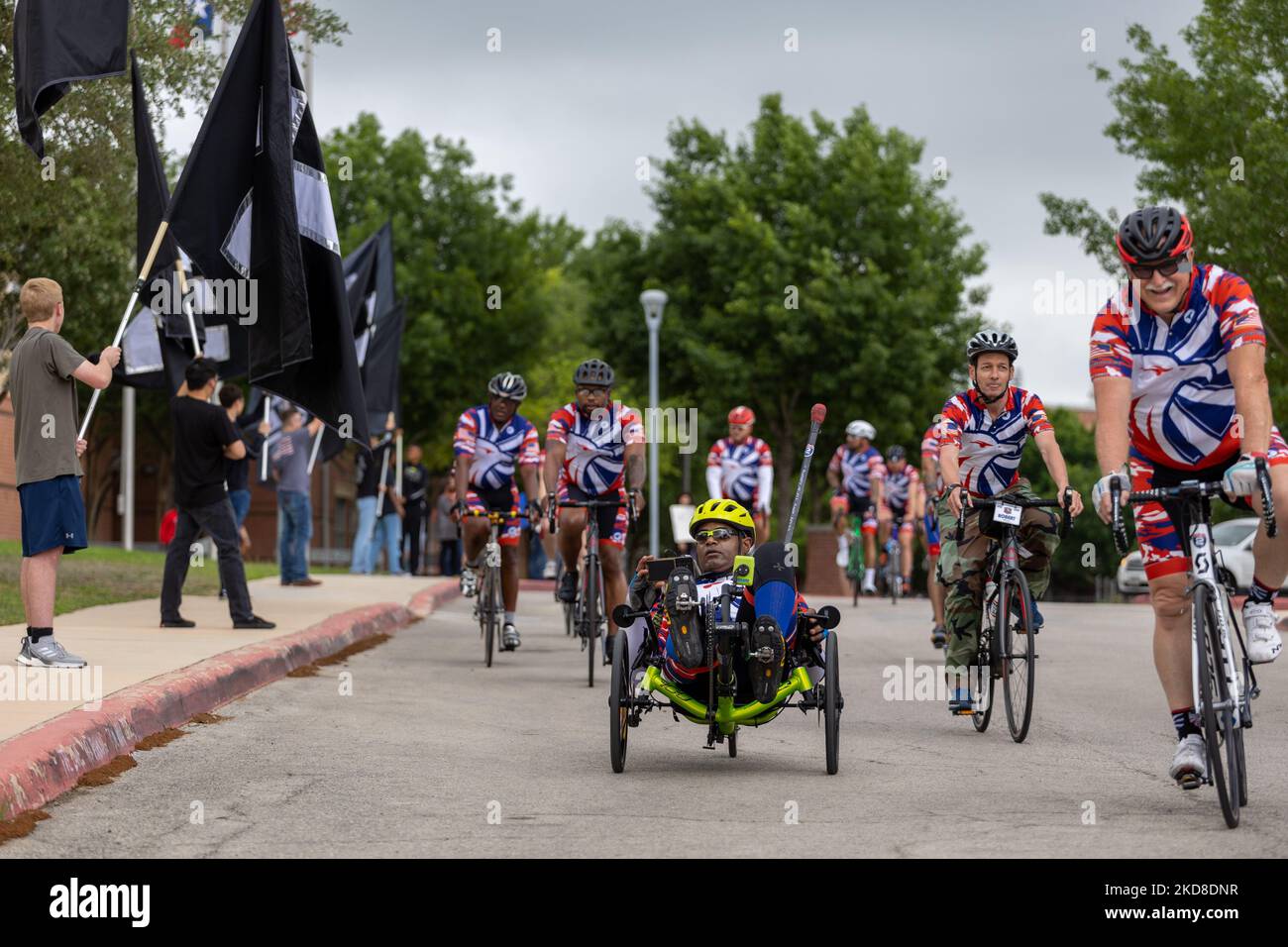 Radfahrer von Project HERO werden bei der Teilnahme an der Texas Challenge 2022 gesehen, einer sechstägigen, 400 Meilen langen Fahrradtour von San Antonio nach Dallas, Texas. Project HERO ist eine Non-Profit-Organisation, die verwundete und behinderte Veteranen und Ersthelfer durch verschiedene Radsportprogramme und Veranstaltungen nutzt. Montag, 25. April 2022 in Buda, Texas. (Foto von Jason Whitman/NurPhoto) Stockfoto