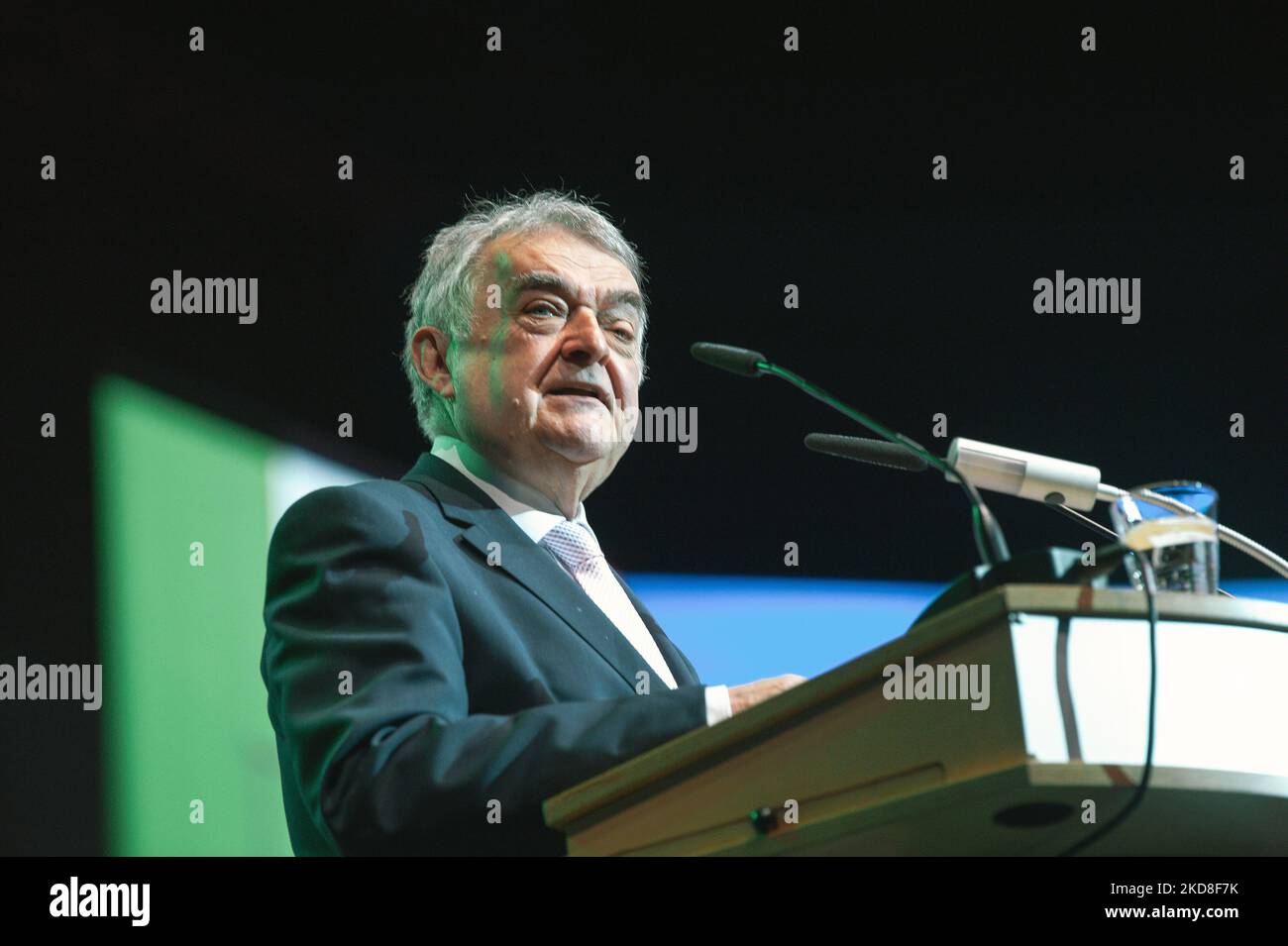 NRW-Innenminister Herbert Reul spricht während der Vereidigung von 2770 neuen Rekruten für die Polizei NRW in der Lanx Arena in Köln am 26. April 2022 (Foto: Ying Tang/NurPhoto) Stockfoto