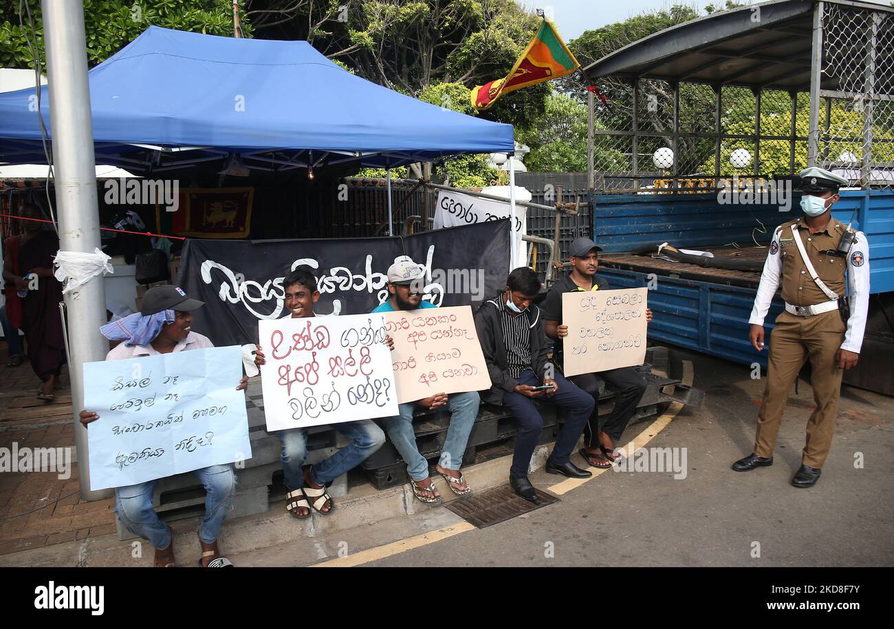 Am 26. April 2022 protestiert eine Gruppe von Menschen vor der offiziellen Residenz des Premierministers von Sri Lanka Mahinda Rajapaksa. - Sie fordern den Rücktritt von Premierminister Mahinda Rajapaksa aufgrund der aktuellen wirtschaftlichen und politischen Krise. (Foto: Pradeep Dambarage/NurPhoto) Stockfoto