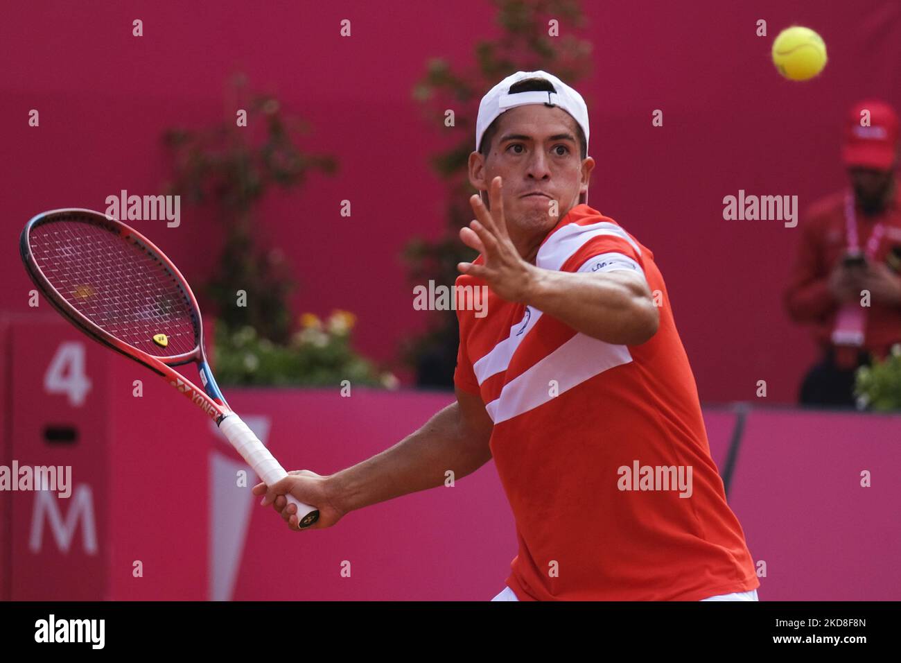 João Sousa aus Portugal tritt am 26. April 2022 beim Millennium Estoril Open ATP 250 Tennisturnier im Estoril Tennis Club, Estoril, Portugal, gegen den Argentinier Sebastian Baez an. (Foto von Nuno Cruz/NurPhoto) Stockfoto