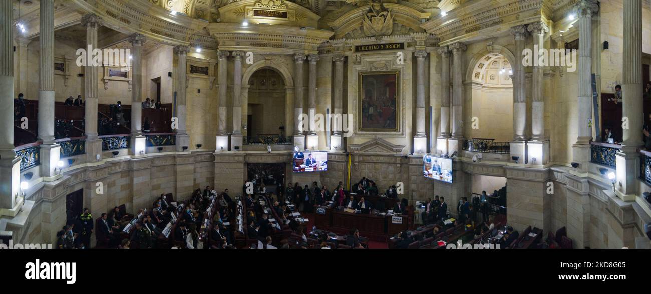 Ein allgemeines Panoramabild der Repräsentationskammer in der Halle „Salon Boyaca“ während des Antrags, auf dem kolumbianischen Kongress den kolumbianischen Verteidigungsminister Diego Molano wegen eines Militäreinsatzes zu beschuldigt zu haben, der 11 zum Tod führte, darunter vier mutmaßliche Zivilisten, die von den Behörden angeblich von Guerillamitgliedern übergangen werden sollten, In Bogota, Kolumbien, 26. April 2022. (Foto von Sebastian Barros/NurPhoto) Stockfoto