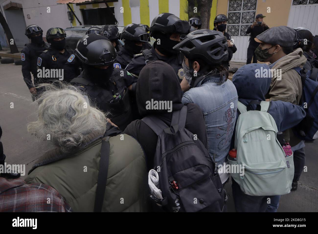 Soziale Organisationen und Mitglieder der Gemeinde Triqui in Copala, Oaxaca, treffen auf die Polizei, nachdem sie von einem 15 Monate andauerten Sitzungs-Aufenthalt auf der Avenida Juárez, Mexiko-Stadt, vertrieben wurden. Nach diesen Ereignissen wurden sie wieder vor einem Gebäude eingekapselt, das ihnen eine Nacht in den Straßen von Mapimí und Plomo im Viertel Valle Gómez Zuflucht bot. (Foto von Gerardo Vieyra/NurPhoto) Stockfoto