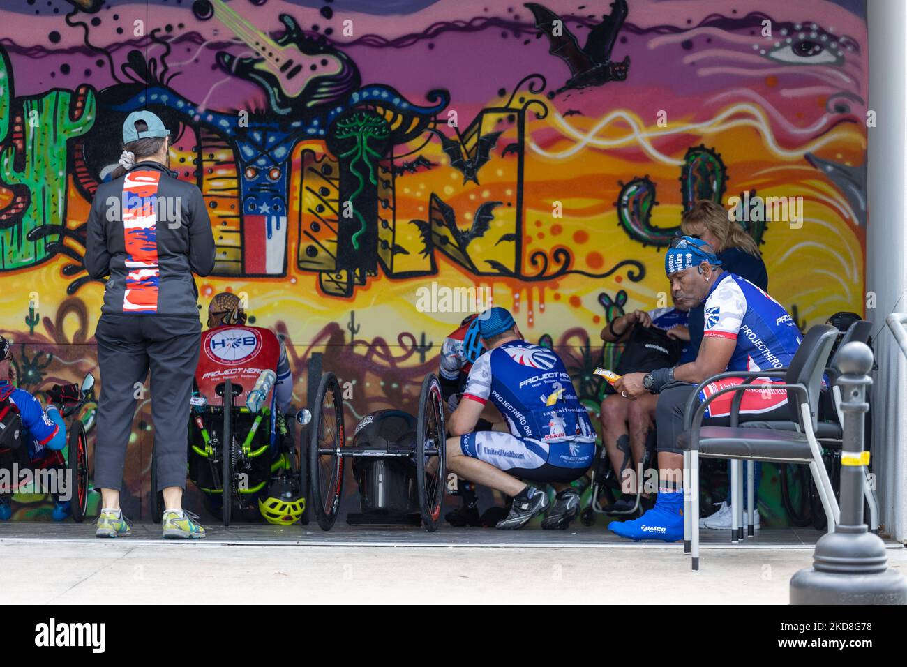 Radfahrer von Project HERO werden bei der Teilnahme an der Texas Challenge 2022 gesehen, einer sechstägigen, 400 Meilen langen Fahrradtour von San Antonio nach Dallas, Texas. Project HERO ist eine Non-Profit-Organisation, die verwundete und behinderte Veteranen und Ersthelfer durch verschiedene Radsportprogramme und Veranstaltungen nutzt. Dienstag, 26. April 2022 in Georgetown, Texas. (Foto von Jason Whitman/NurPhoto) Stockfoto