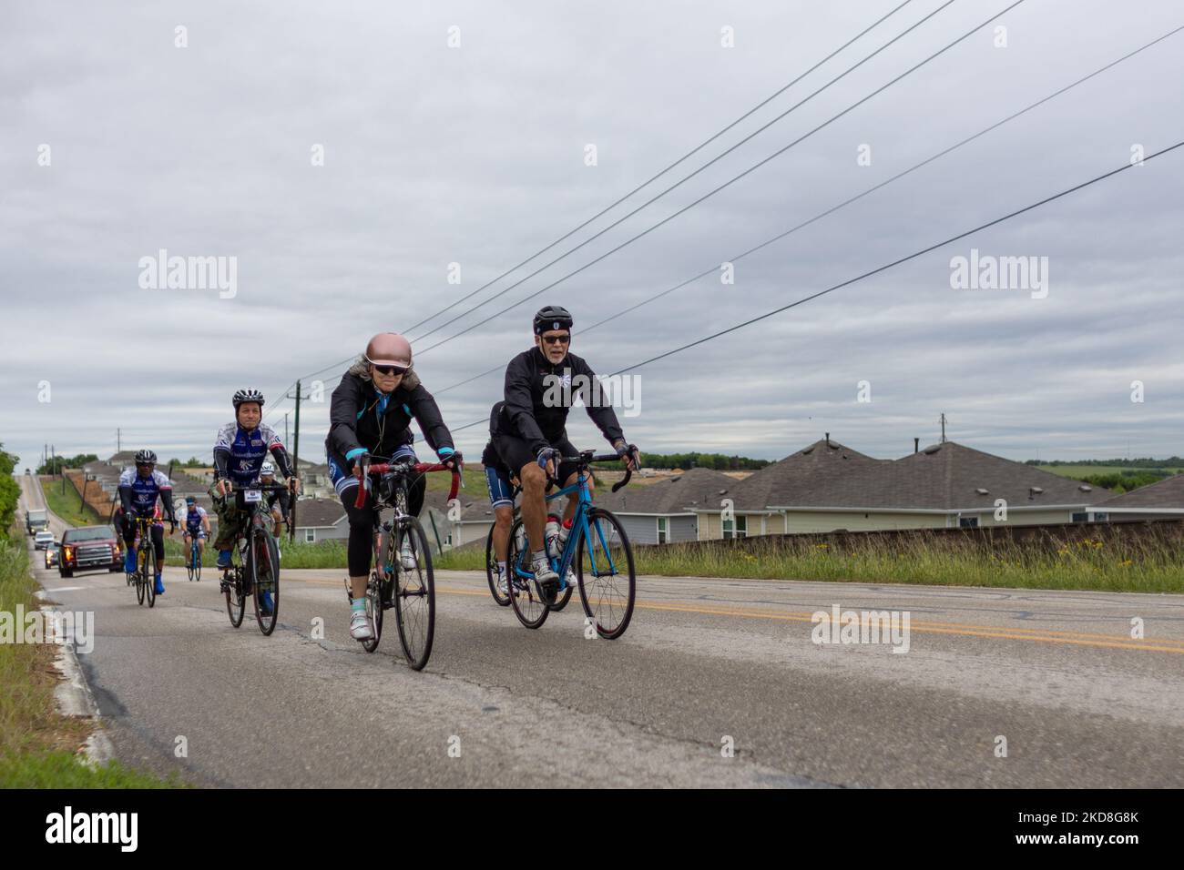 Radfahrer von Project HERO werden bei der Teilnahme an der Texas Challenge 2022 gesehen, einer sechstägigen, 400 Meilen langen Fahrradtour von San Antonio nach Dallas, Texas. Project HERO ist eine Non-Profit-Organisation, die verwundete und behinderte Veteranen und Ersthelfer durch verschiedene Radsportprogramme und Veranstaltungen nutzt. Dienstag, 26. April 2022 in Georgetown, Texas. (Foto von Jason Whitman/NurPhoto) Stockfoto