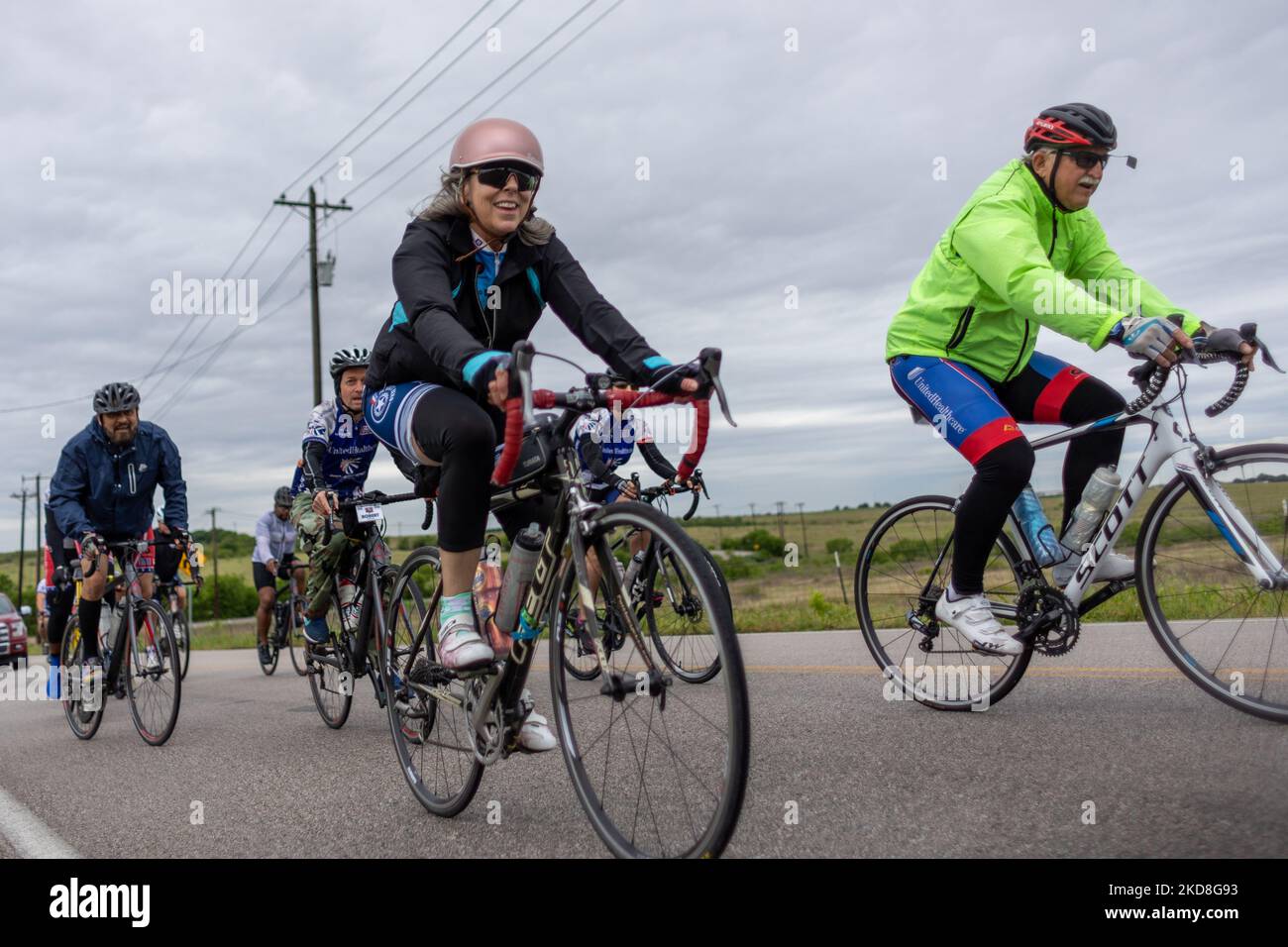 Radfahrer von Project HERO werden bei der Teilnahme an der Texas Challenge 2022 gesehen, einer sechstägigen, 400 Meilen langen Fahrradtour von San Antonio nach Dallas, Texas. Project HERO ist eine Non-Profit-Organisation, die verwundete und behinderte Veteranen und Ersthelfer durch verschiedene Radsportprogramme und Veranstaltungen nutzt. Dienstag, 26. April 2022 in Georgetown, Texas. (Foto von Jason Whitman/NurPhoto) Stockfoto