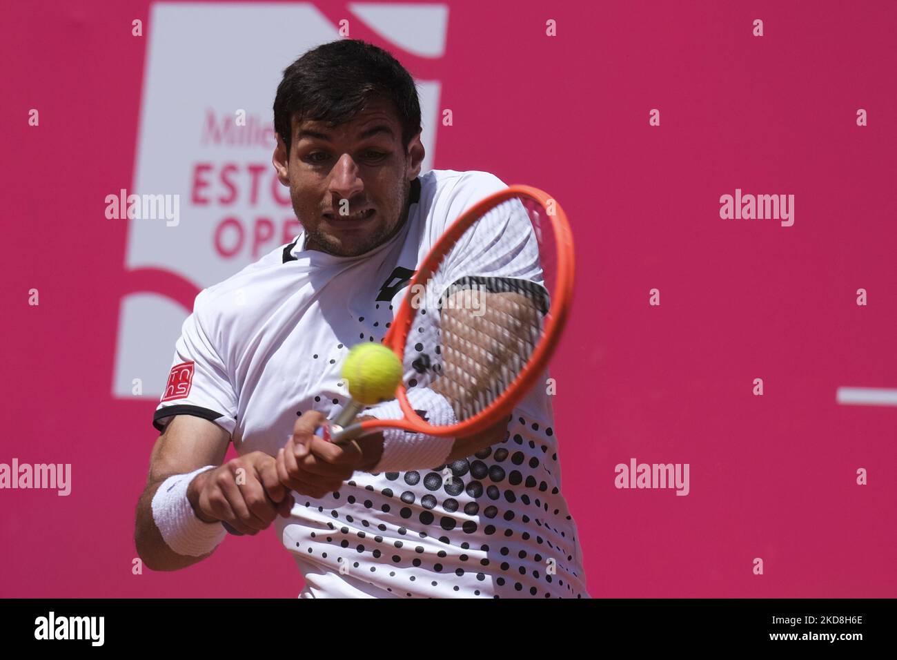 Alejandro Davidovich Fokina aus Spanien tritt beim Millennium Estoril Open ATP 250 Tennisturnier am 27. April 2022 im Estoril Tennis Club, Estoril, Portugal, gegen Bernabe Zapata Miralles aus Spanien an. (Foto von Nuno Cruz/NurPhoto) Stockfoto