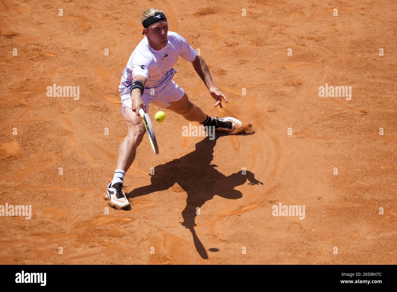 Alejandro Davidovich Fokina aus Spanien tritt beim Millennium Estoril Open ATP 250 Tennisturnier am 27. April 2022 im Estoril Tennis Club, Estoril, Portugal, gegen Bernabe Zapata Miralles aus Spanien an. (Foto von Nuno Cruz/NurPhoto) Stockfoto