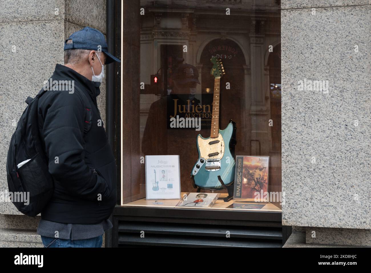 LONDON, VEREINIGTES KÖNIGREICH - 27. APRIL 2022: Ein Mann schaut sich die E-Gitarre von Fender Mustang an, linkshändig im Competition Lake Placid Blue Finish mit passendem Kopfteil (1969), Startschätzung: $600.000 - 800.000 Dollar, gespielt von Kurt Cobain in Nirvanas ikonischem Musikvideo „Smells Like Teen Spirit“, das am 27. April 2022 im Hard Rock Cafe Piccadilly Circus in London, England, gezeigt wurde. Die Erinnerungsstücke werden von Julien’s Auctions während DER DREITÄGIGEN Auktion VON MUSIC ICONS angeboten, die zwischen dem 20.. Und 22.. Mai im Hard Rock Cafe in New York stattfindet. (Foto von Wiktor Szymanowicz/NurPhoto) Stockfoto