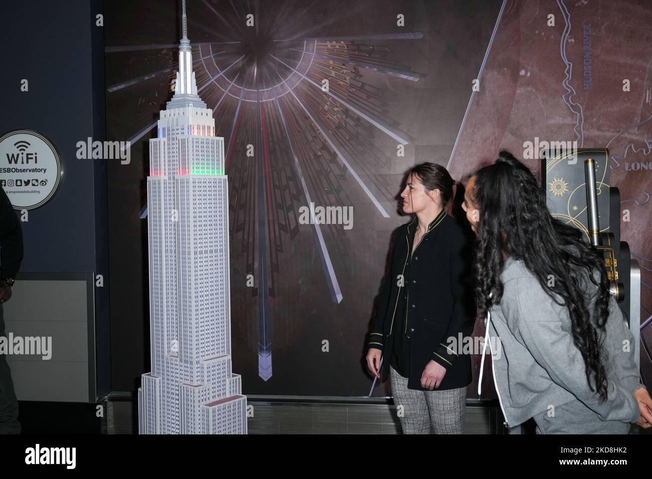 NEW YORK, NEW YORK - 26. APRIL: Katie Taylor und Amanda Serrano besuchen Light The Empire State Building im Vorfeld der World Female Lightweight-Titel vom Madison Square Garden im Empire State Building am 26. April 2022 in New York City. (Foto von John Nacion/NurPhoto) Stockfoto