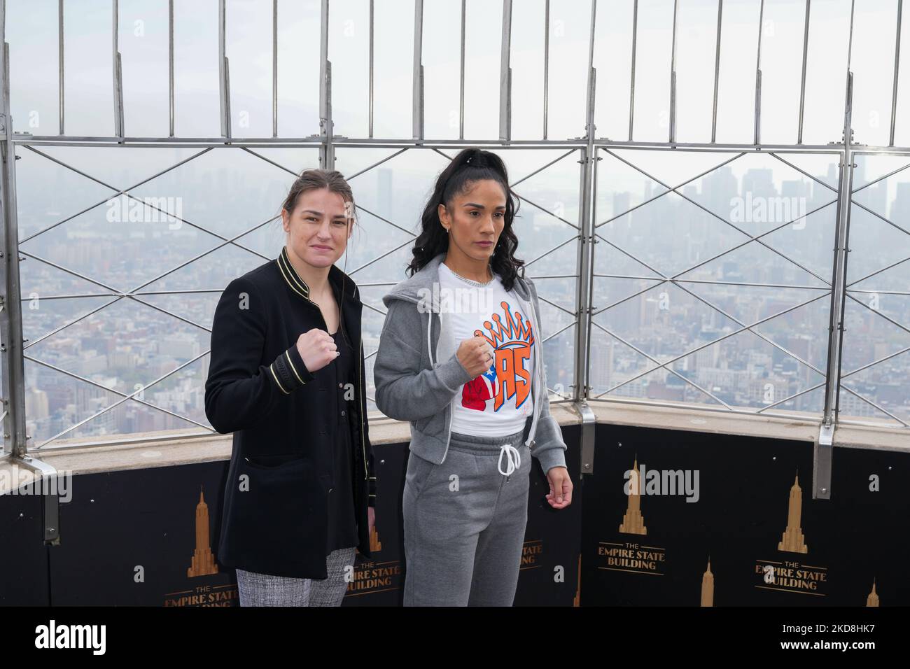 NEW YORK, NEW YORK - 26. APRIL: Katie Taylor und Amanda Serrano besuchen Light The Empire State Building im Vorfeld der World Female Lightweight-Titel vom Madison Square Garden im Empire State Building am 26. April 2022 in New York City. (Foto von John Nacion/NurPhoto) Stockfoto