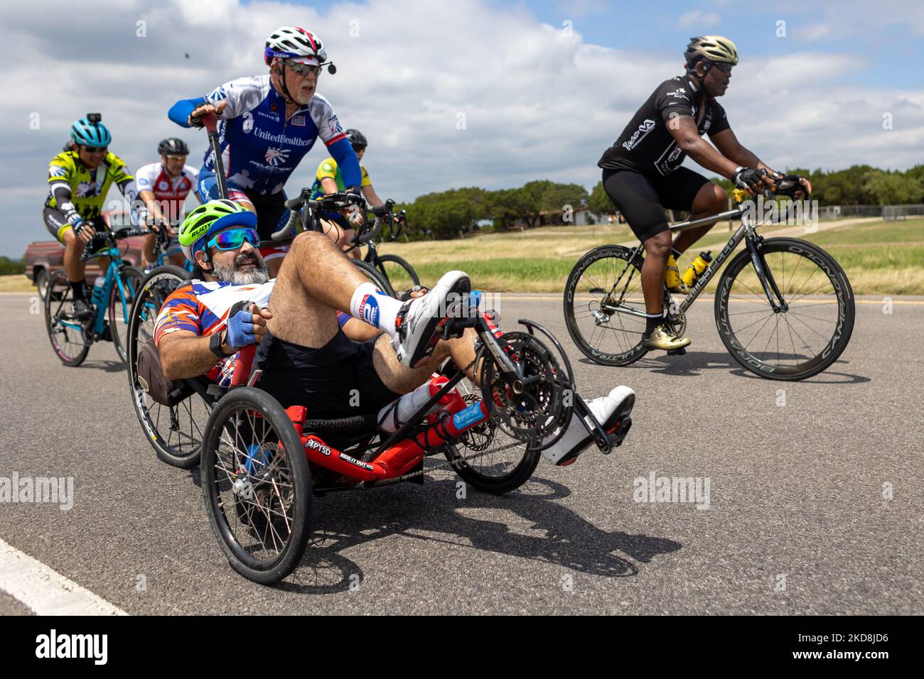 Radfahrer von Project HERO werden bei der Teilnahme an der Texas Challenge 2022 gesehen, einer sechstägigen, 400 Meilen langen Fahrradtour von San Antonio nach Dallas, Texas. Project HERO ist eine Non-Profit-Organisation, die verwundete und behinderte Veteranen und Ersthelfer durch verschiedene Radsportprogramme und Veranstaltungen nutzt. Mittwoch, 27. April 2022 in Killeen, Texas. (Foto von Jason Whitman/NurPhoto) Stockfoto