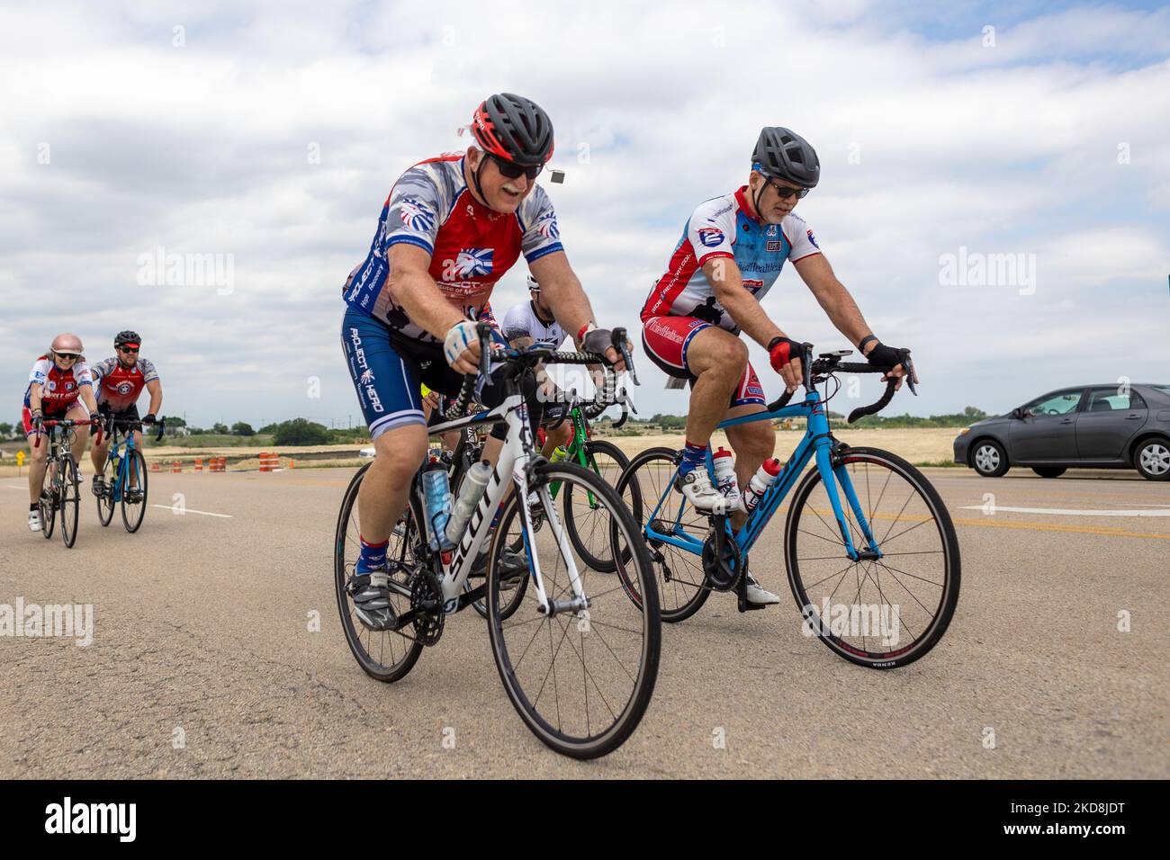 Radfahrer von Project HERO werden bei der Teilnahme an der Texas Challenge 2022 gesehen, einer sechstägigen, 400 Meilen langen Fahrradtour von San Antonio nach Dallas, Texas. Project HERO ist eine Non-Profit-Organisation, die verwundete und behinderte Veteranen und Ersthelfer durch verschiedene Radsportprogramme und Veranstaltungen nutzt. Mittwoch, 27. April 2022 in Killeen, Texas. (Foto von Jason Whitman/NurPhoto) Stockfoto