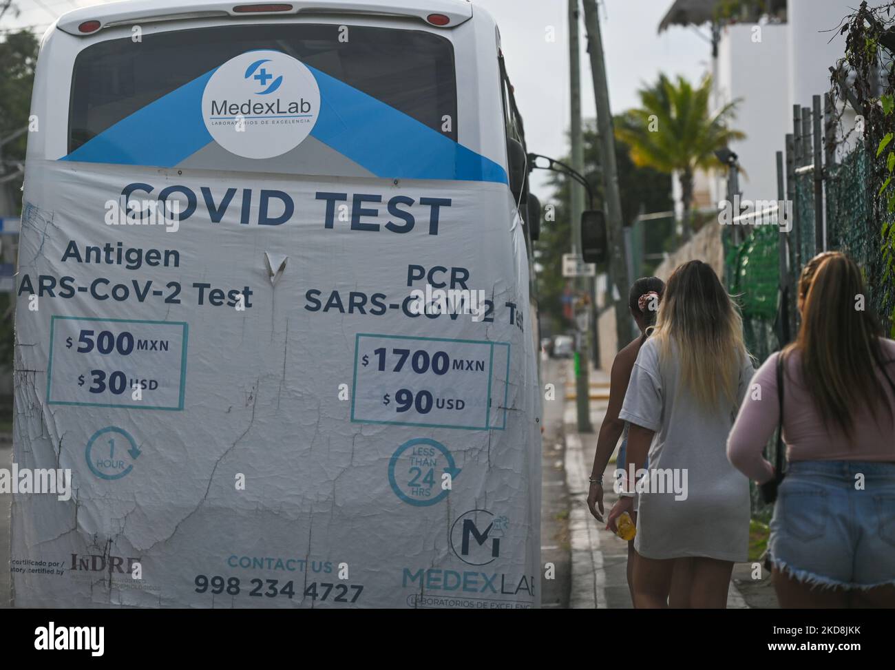 Ein Bus, der in das COVID-19 Test Center im Zentrum von Playa del Carmen umgewandelt wurde. Am Mittwoch, den 27. April 2022, in Playa Del Carmen, Quintana Roo, Mexiko. (Foto von Artur Widak/NurPhoto) Stockfoto