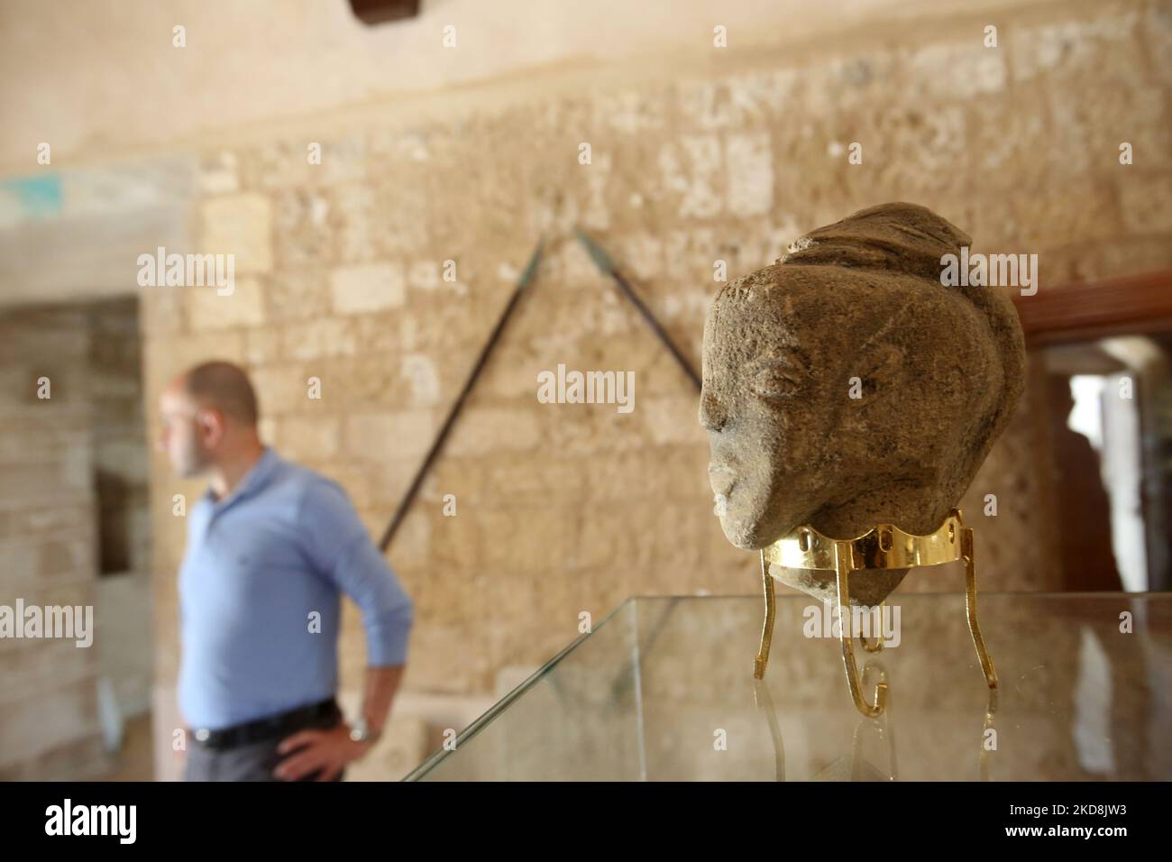 Eine über 4.500 Jahre alte, neu entdeckte Steinstatuette mit dem Gesicht einer alten Göttin, die von einem palästinensischen Bauern bei der Arbeit auf seinem Land im südlichen Gazastreifen im ElBacha Place Museum in Gaza-Stadt gefunden wurde, 28. April 2022. Das Ministerium sagte, dass der 22 Zentimeter (6,7 Zoll) hohe Kalksteinkopf vermutlich die kanaanäische Göttin Anat darstellt und auf etwa 2.500 v. Chr. datiert wird (Foto: Majdi Fathi/NurPhoto) Stockfoto