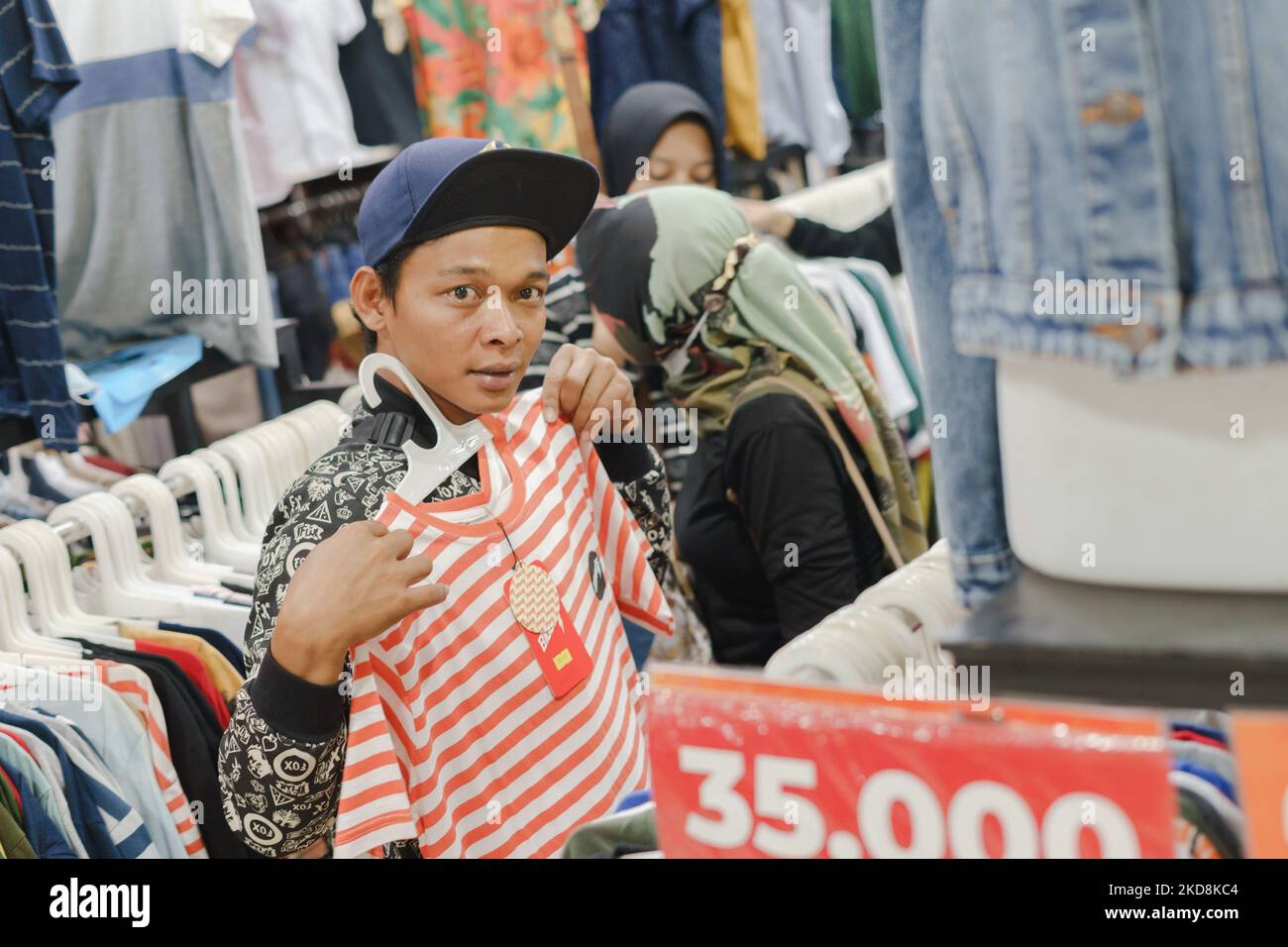 Am 28. April 2022 kaufen die Bewohner vor Eid al-Fitr auf dem Markt von Pasar Raya in Salatiga, Indonesien, neue Kleidung ein. (Foto von Galih Yoga/NurPhoto) Stockfoto