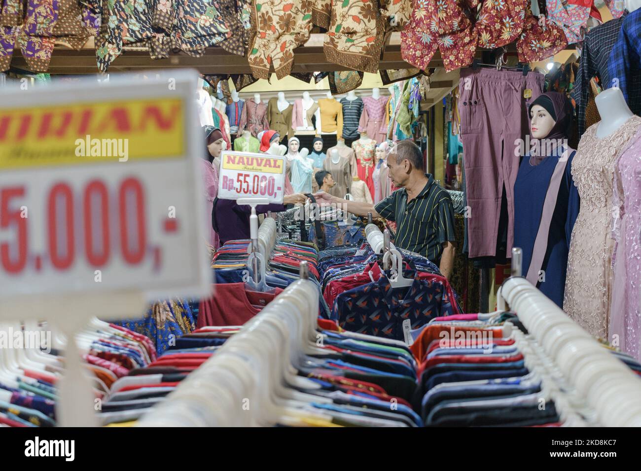 Ein Verkäufer bedient Kunden vor Eid al-Fitr am 28. April 2022 auf dem Markt von Pasar Raya, Salatiga, Indonesien. (Foto von Galih Yoga/NurPhoto) Stockfoto