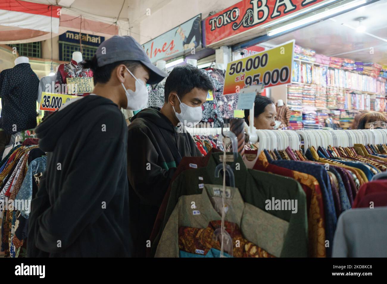 Am 28. April 2022 kaufen die Bewohner vor Eid al-Fitr auf dem Markt von Pasar Raya in Salatiga, Indonesien, neue Kleidung ein. (Foto von Galih Yoga/NurPhoto) Stockfoto