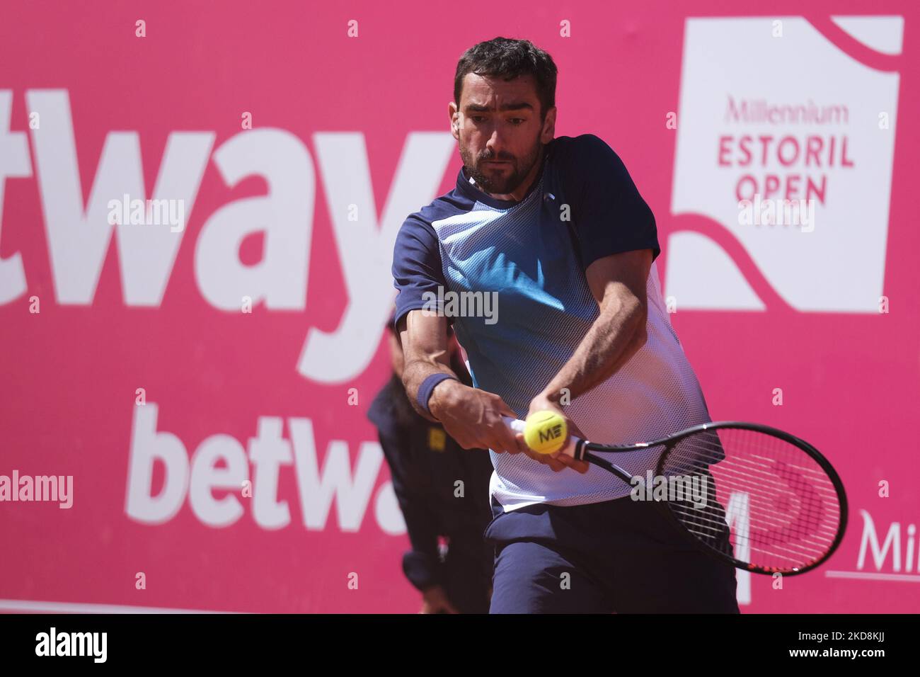 Sebastian Baez aus Argentinien tritt am 28. April 2022 beim Millennium Estoril Open ATP 250 Tennisturnier im Estoril Tennis Club, Estoril, Portugal, gegen Marin Cilic aus Kroatien an. (Foto von Nuno Cruz/NurPhoto) Stockfoto