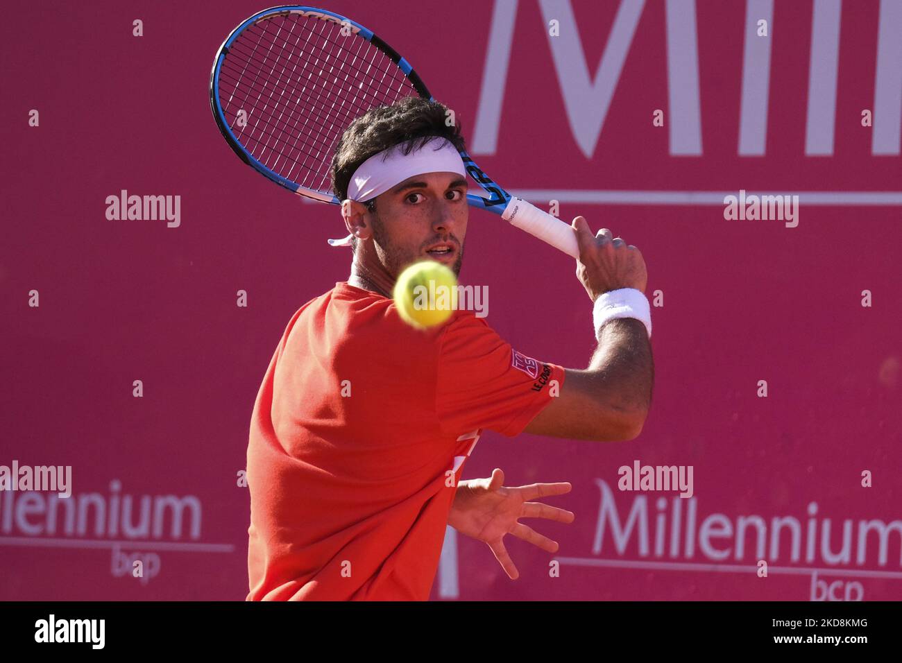 Felix Auger-Aliassime aus Kanada tritt beim Millennium Estoril Open ATP 250 Tennisturnier am 28. April 2022 im Estoril Tennis Club, Estoril, Portugal, gegen Carlos Taberner aus Spanien an. (Foto von Nuno Cruz/NurPhoto) Stockfoto