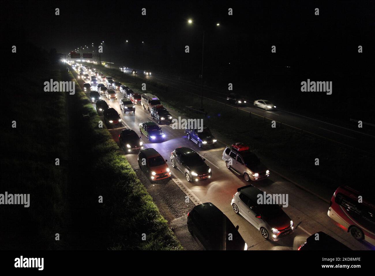 Tausende von Fahrzeugen stecken am 29. April 2022 in langen Staus auf dem Cikampek Highway in der Provinz West-Java fest, als Menschen die Hauptstadt Jakarta in ihre Heimatstadt verlassen, um Eid al-Fitr mit ihren Familien zu feiern. Das Verkehrsministerium der Republik Indonesien erklärte, dass aufgrund der Ergebnisse einer statistischen Umfrage geschätzt wird, dass 7 Millionen Menschen Jakarta während des Eid al-Fitr-Feiertages in diesem Jahr verlassen werden. (Foto von Aditya Irawan/NurPhoto) Stockfoto