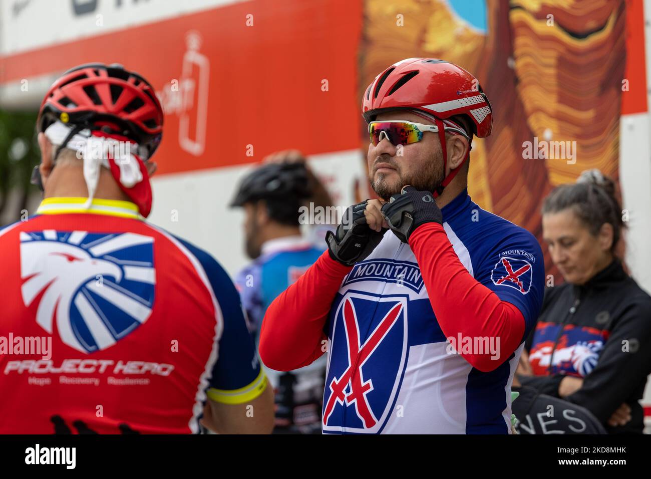 Radfahrer von Project HERO werden bei der Teilnahme an der Texas Challenge 2022 gesehen, einer sechstägigen, 400 Meilen langen Fahrradtour von San Antonio nach Dallas, Texas. Project HERO ist eine Non-Profit-Organisation, die verwundete und behinderte Veteranen und Ersthelfer durch verschiedene Radsportprogramme und Veranstaltungen nutzt. Donnerstag, 28. April 2022 in Waco, Texas. (Foto von Jason Whitman/NurPhoto) Stockfoto