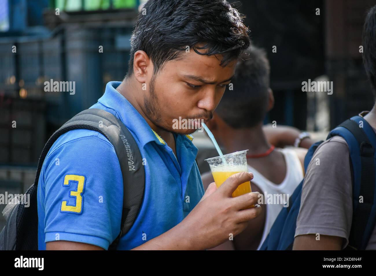 Ein Mann wird gesehen, trinken Saft, um sich von der Sommerhitze zu entlasten, an einer Straßenseite in Kalkutta, Indien, am 29. April 2022. Die indische meteorologische Abteilung (IMD) hat in bis zu 15 Bundesstaaten eine Hitzewellenwarnung ausgegeben, da die Temperatur in vielen Teilen des Landes über 42 Grad Celsius ansteigt. (Foto von Debarchan Chatterjee/NurPhoto) Stockfoto