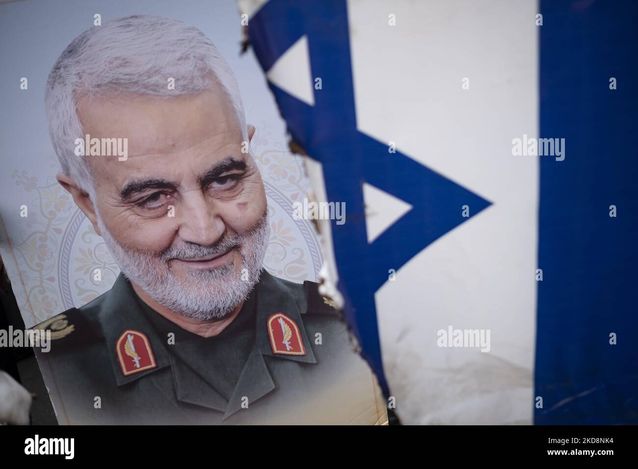 Ein iranischer Demonstrator (nicht abgebildet) hält während einer Kundgebung zum Gedenken an den Internationalen Quds-Tag, der auch als Jerusalemtag bekannt ist, am 29. April 2022 ein Porträt des ehemaligen Kommandanten des iranischen Quds-Militärkorps (IRGC), General Qasem Soleimani, hinter einer verbrannten israelischen Flagge in der Innenstadt von Teheran. (Foto von Morteza Nikoubazl/NurPhoto) Stockfoto
