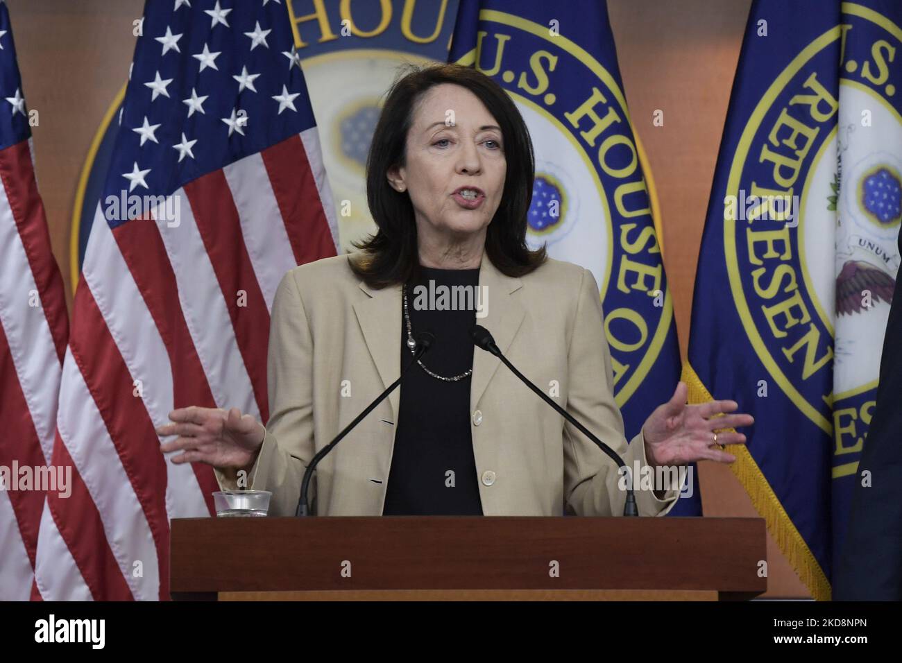 Die US-Vertreterin Maria Cantwell (D-WA) spricht heute auf der Pressekonferenz am 28. April 2022 im HVC/Capitol Hill in Washington DC, USA, über die Gesetzgebung zu niedrigeren Gaspreisen. (Foto von Lenin Nolly/NurPhoto) Stockfoto