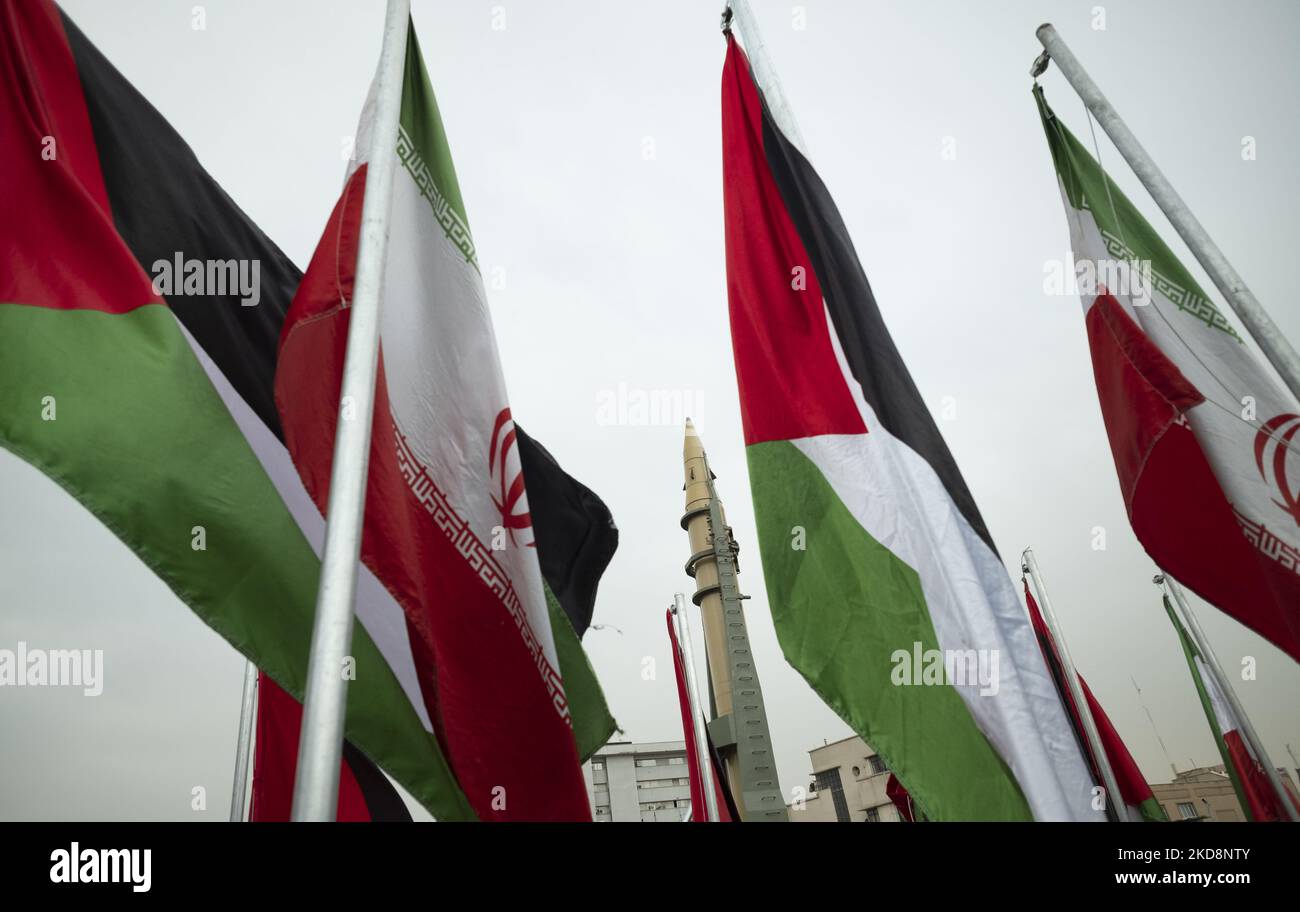 Eine iranische Emad-Boden-Rakete in der Innenstadt von Teheran, während die iranische und syrische Flagge während einer Kundgebung zum Internationalen Quds-Tag, auch bekannt als Jerusalemtag, am 29. April 2022 aufflachte. (Foto von Morteza Nikoubazl/NurPhoto) Stockfoto