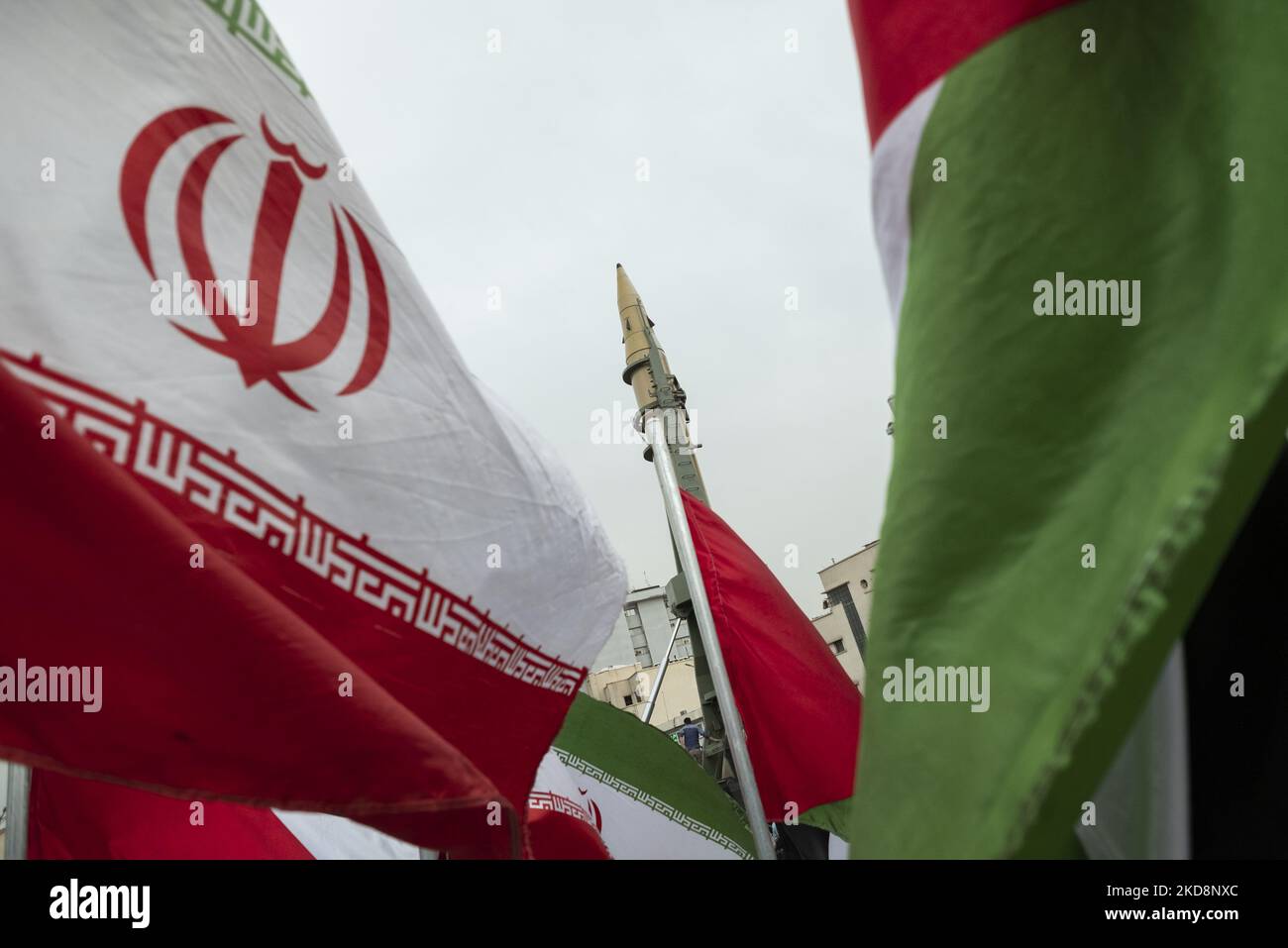 Eine iranische Emad-Boden-Rakete in der Innenstadt von Teheran, während die iranische und syrische Flagge während einer Kundgebung zum Internationalen Quds-Tag, auch bekannt als Jerusalemtag, am 29. April 2022 aufflachte. (Foto von Morteza Nikoubazl/NurPhoto) Stockfoto