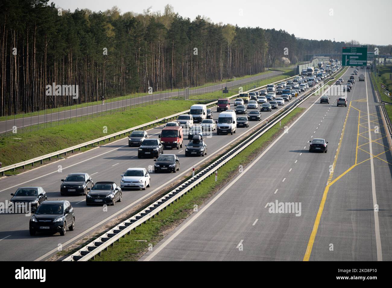 Stau auf dem Expressway S2 (Warsaw Southern Bypass) in Warschau, Polen am 29. April 2022. Vor dem langen Wochenende (aufgrund von Feiertagen am 1. Und 3. Mai) begannen intensive Abfahrten aus der Stadt und die Hinflugrouten waren verstopft. (Foto von Mateusz Wlodarczyk/NurPhoto) Stockfoto