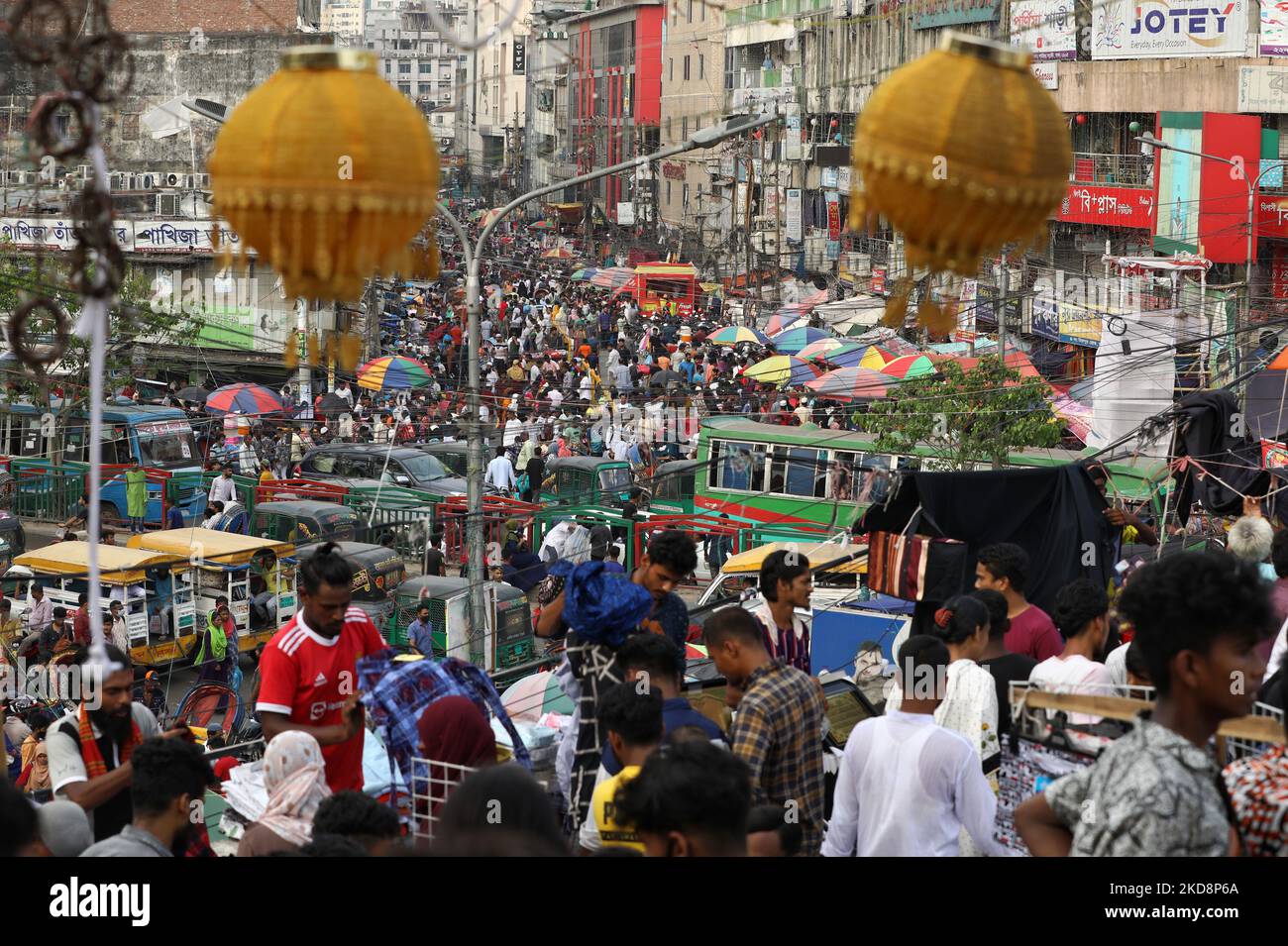 Am 29. April 2022 treffen sich Menschen auf den Märkten, um im Vorfeld Eid-UL-Fitr in Dhaka, Bangladesch, einzukaufen. (Foto von Syed Mahamudur Rahman/NurPhoto) Stockfoto