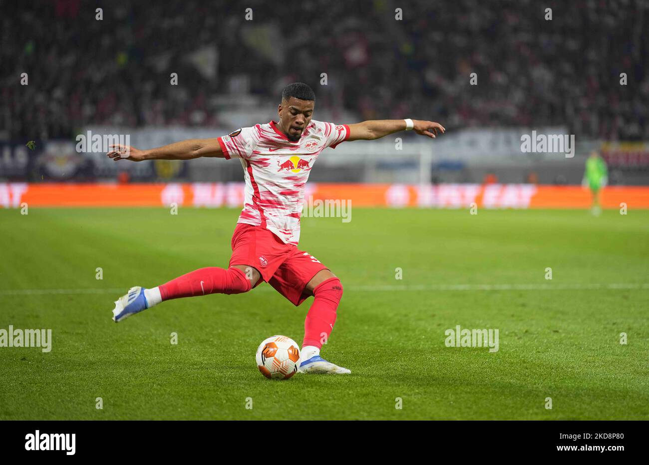 Benjamin Henrichs von RB Leipzig führt den Ball während RB Leipzig gegen den Rangers FC, UEFA Europa League Halbfinale in der Red Bull Arena, Leipzig, Deutschland am 28. April 2022 an. (Foto von Ulrik Pedersen/NurPhoto) Stockfoto